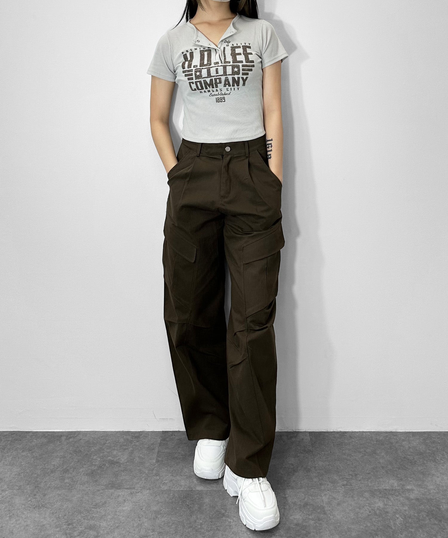 ヘンリーネックロゴプリントTシャツ