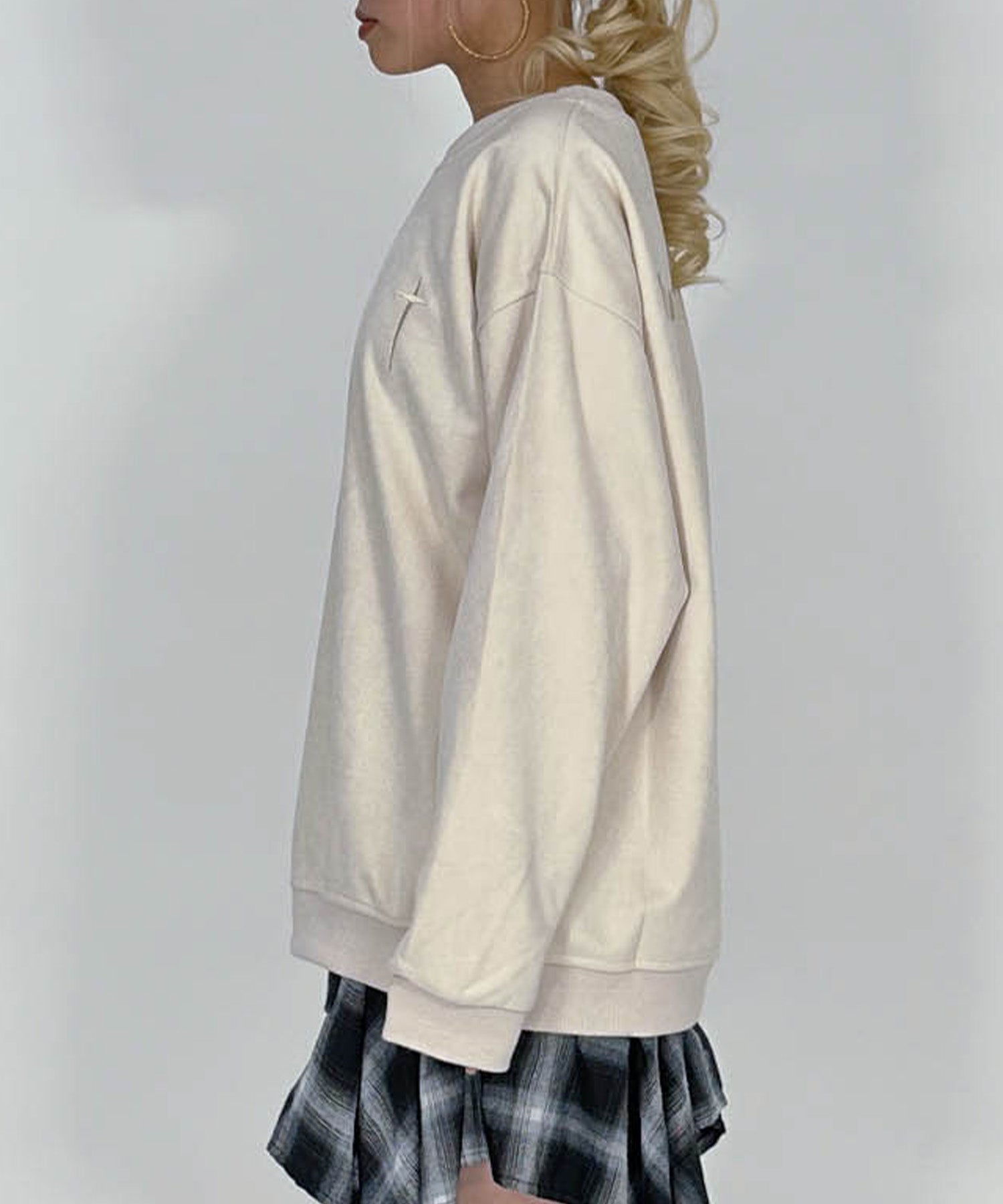 スウェード刺繍ロゴルーズスウェットトップス