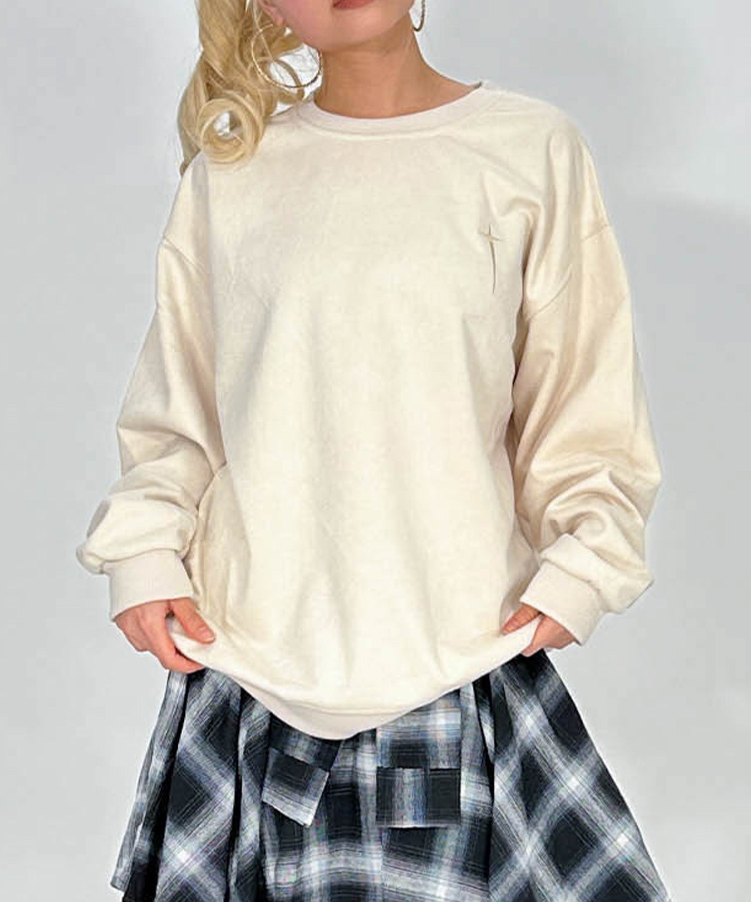 スウェード刺繍ロゴルーズスウェットトップス