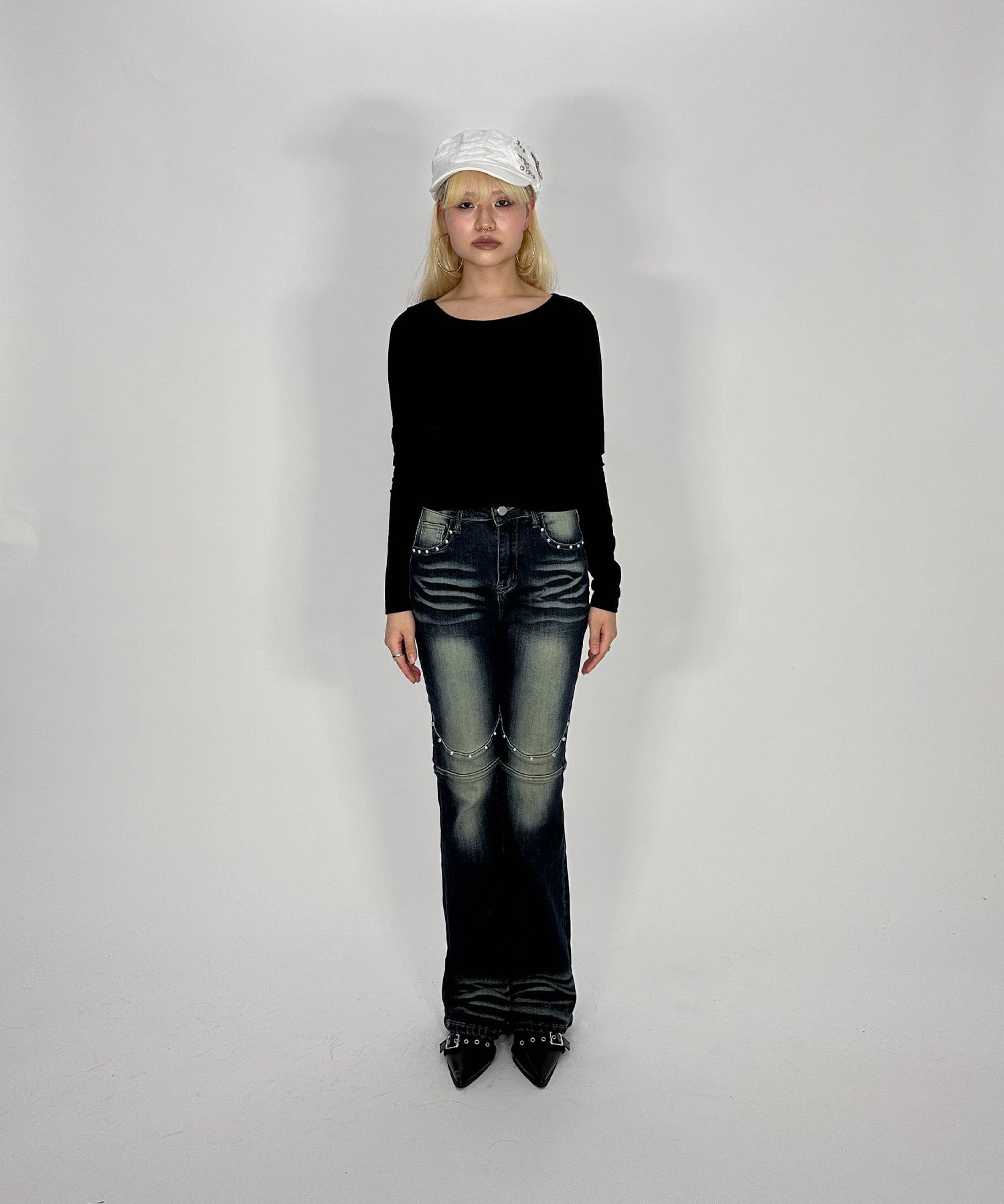 スタッズ付きフレアデニム