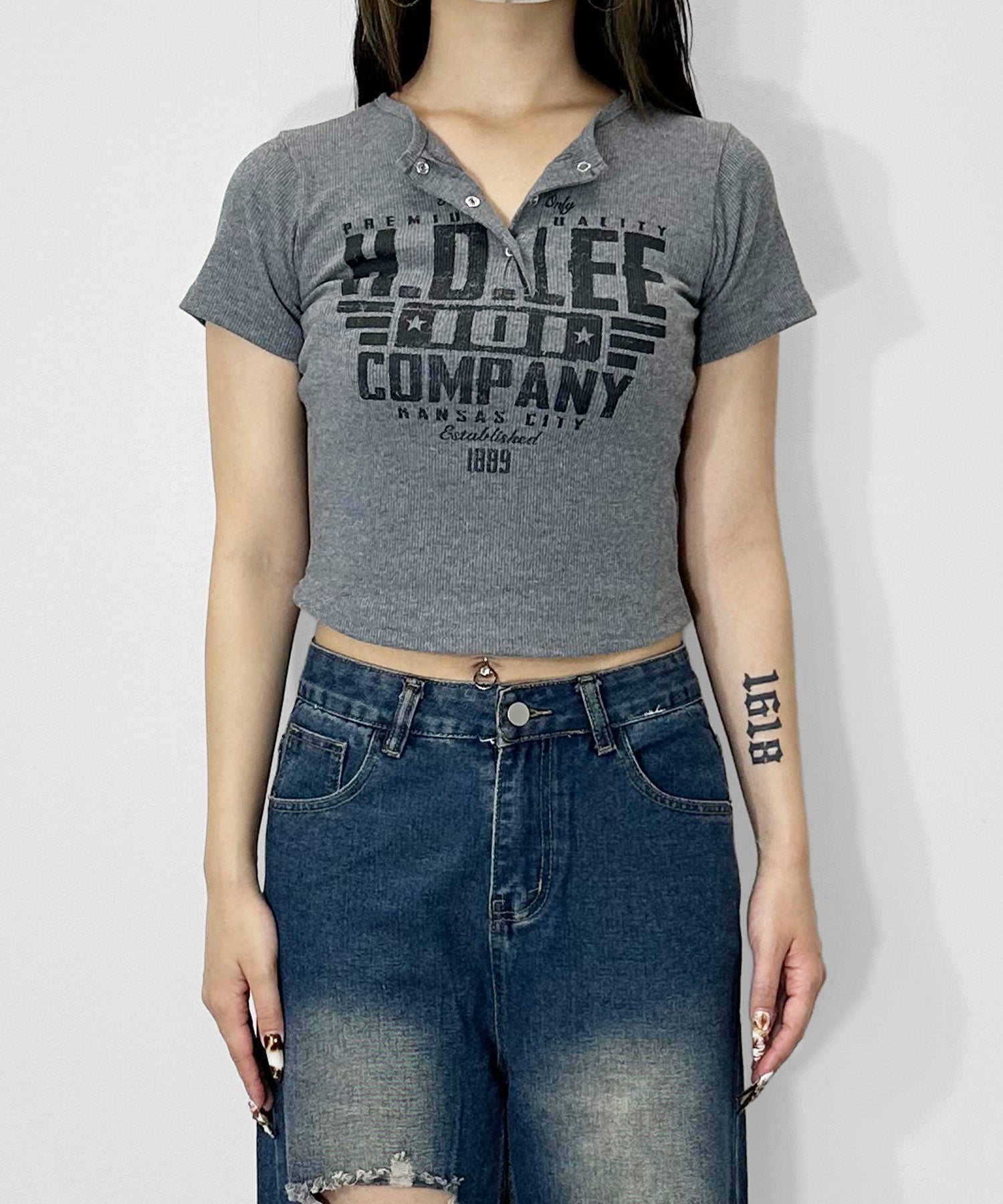 ヘンリーネックロゴプリントTシャツ