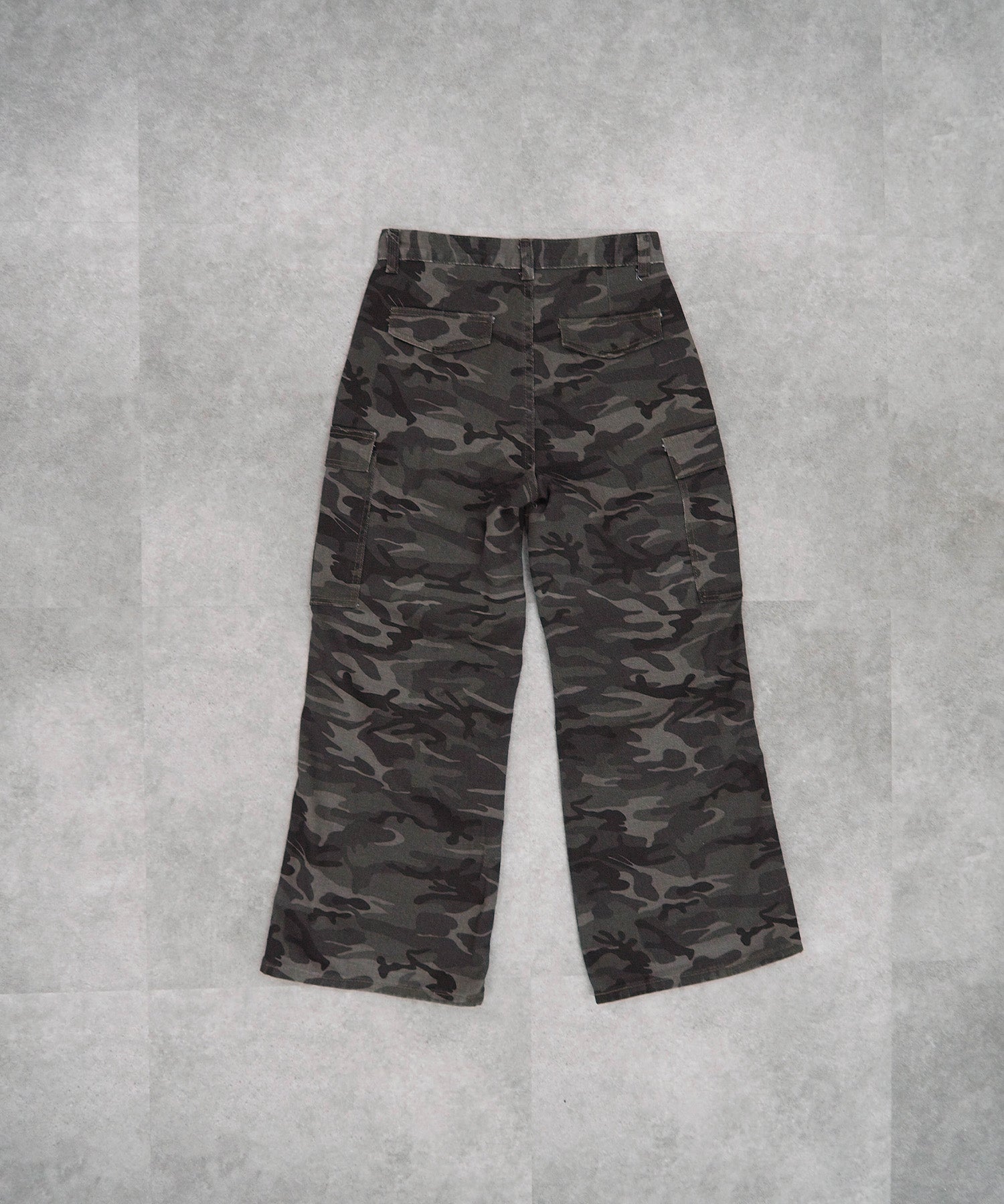 カモ柄カーゴパンツ