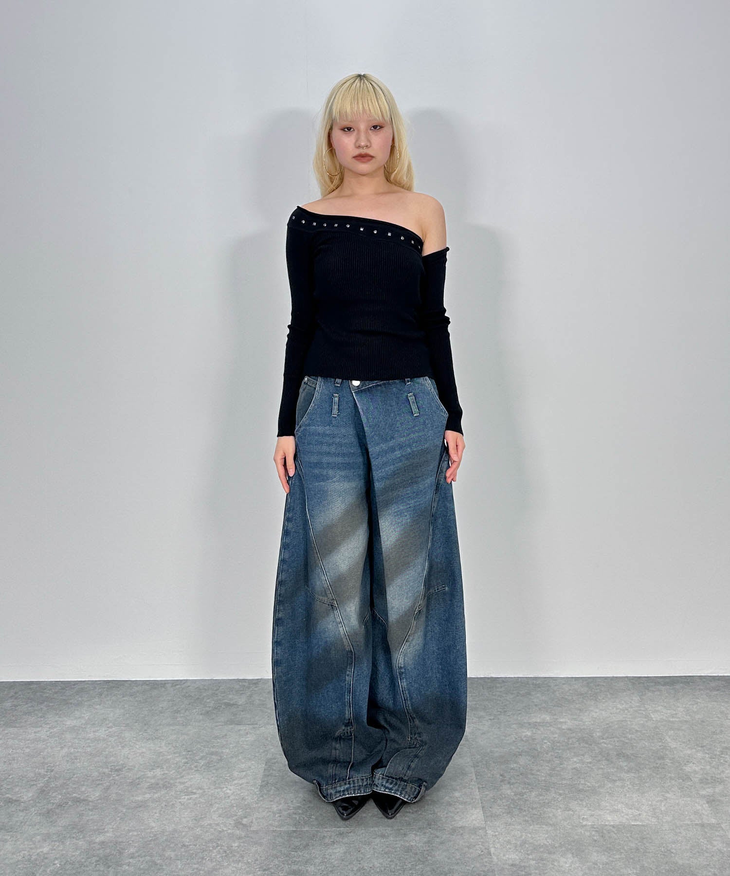 ワンアームオフショルニット