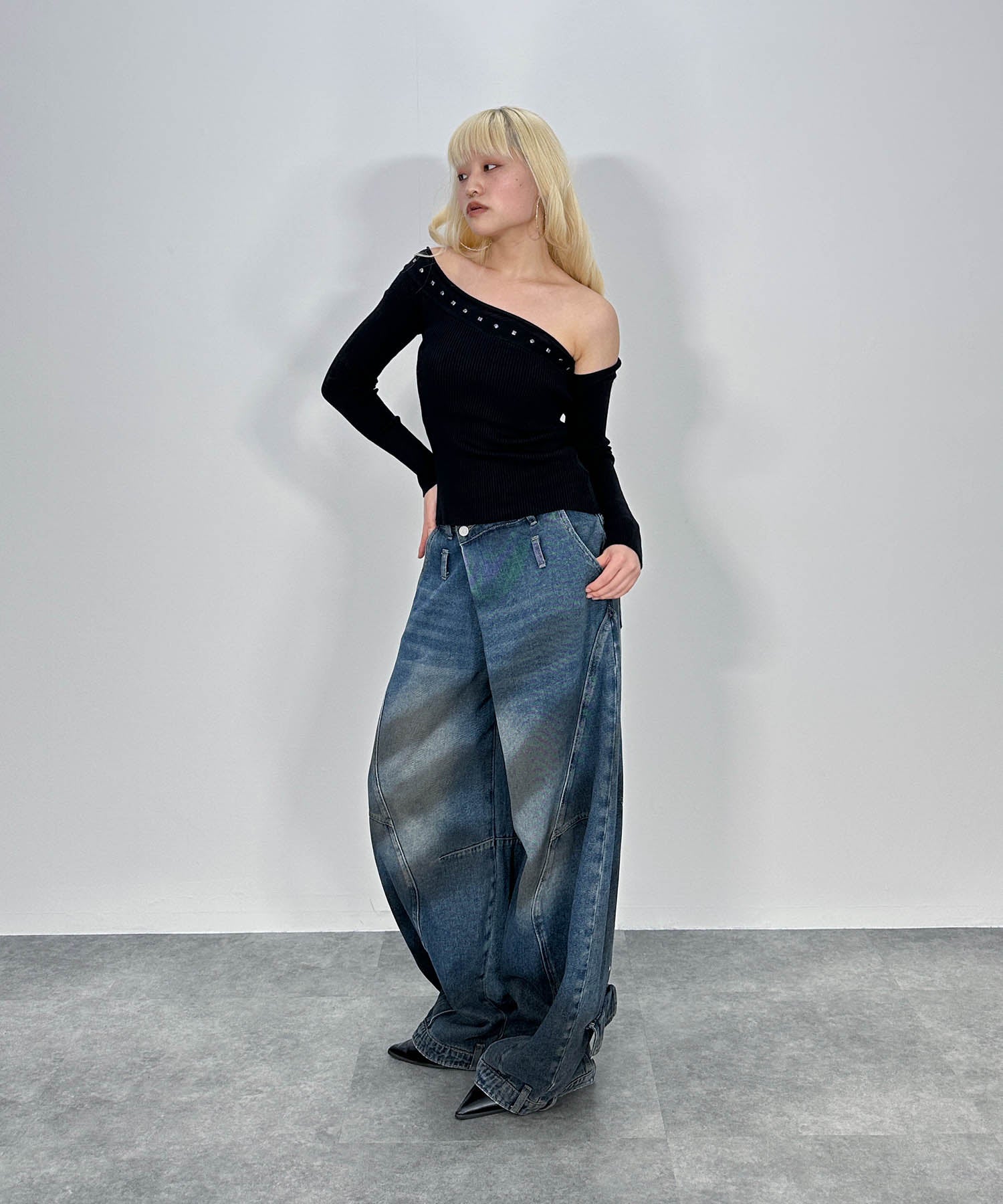 ワンアームオフショルニット