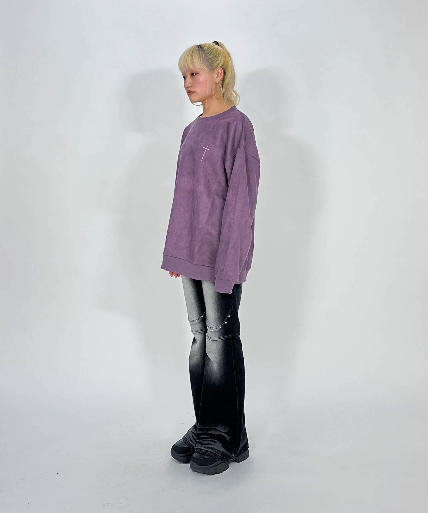 スウェード刺繍ロゴルーズスウェットトップス