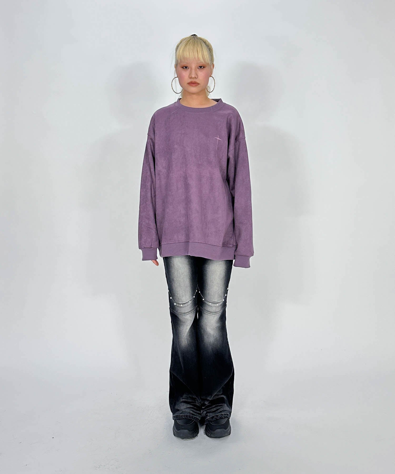 スウェード刺繍ロゴルーズスウェットトップス