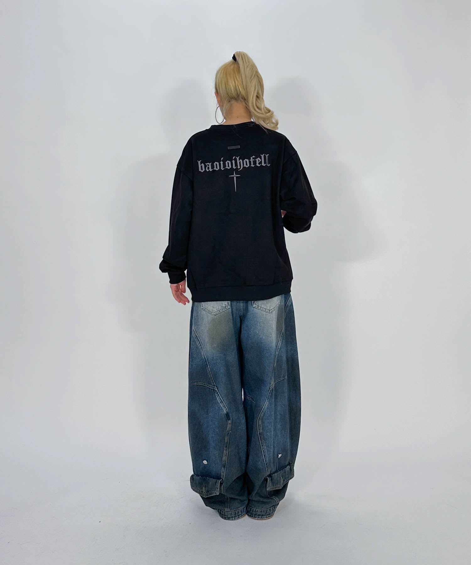 スウェード刺繍ロゴルーズスウェットトップス