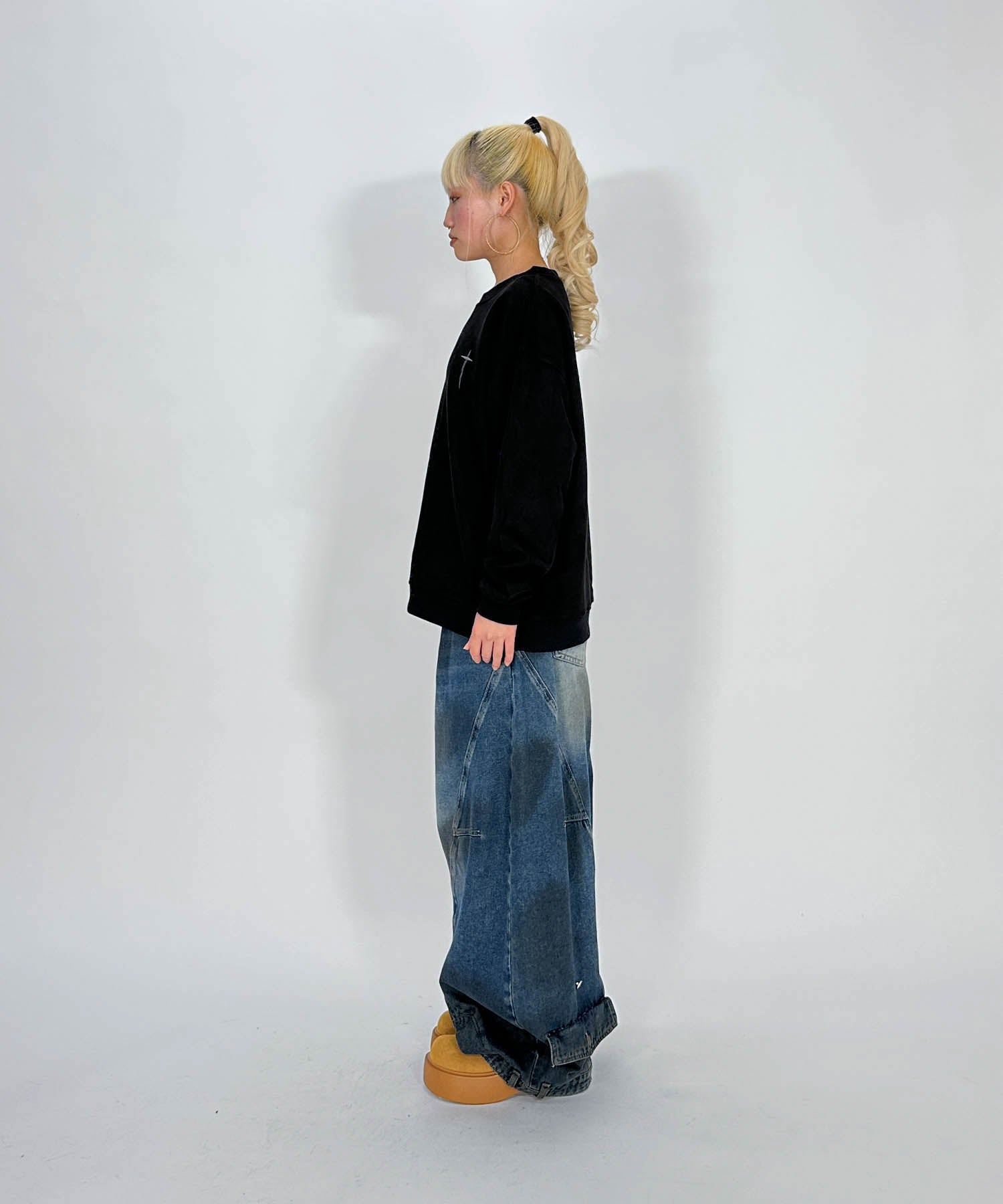 スウェード刺繍ロゴルーズスウェットトップス