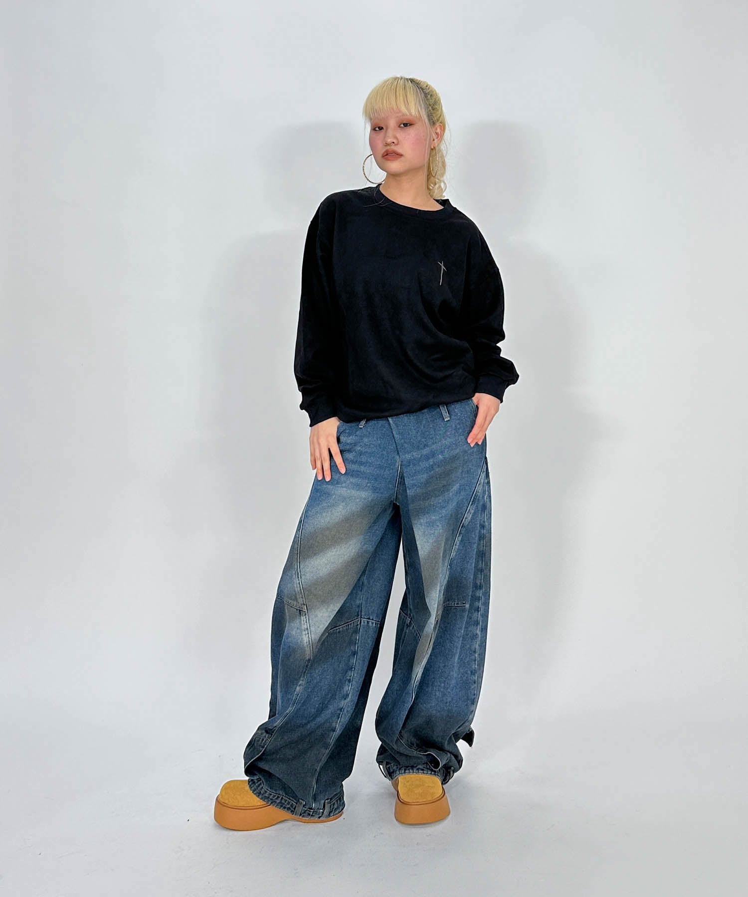 スウェード刺繍ロゴルーズスウェットトップス