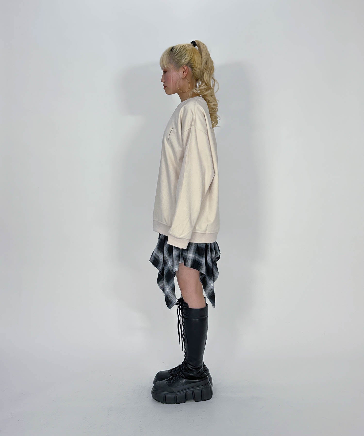 スウェード刺繍ロゴルーズスウェットトップス