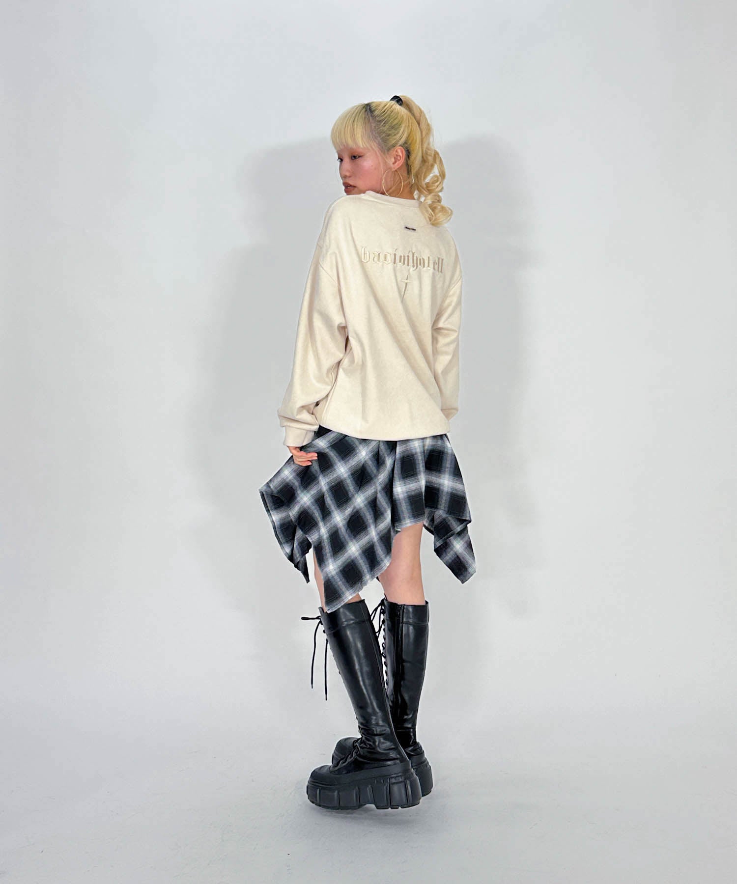 スウェード刺繍ロゴルーズスウェットトップス