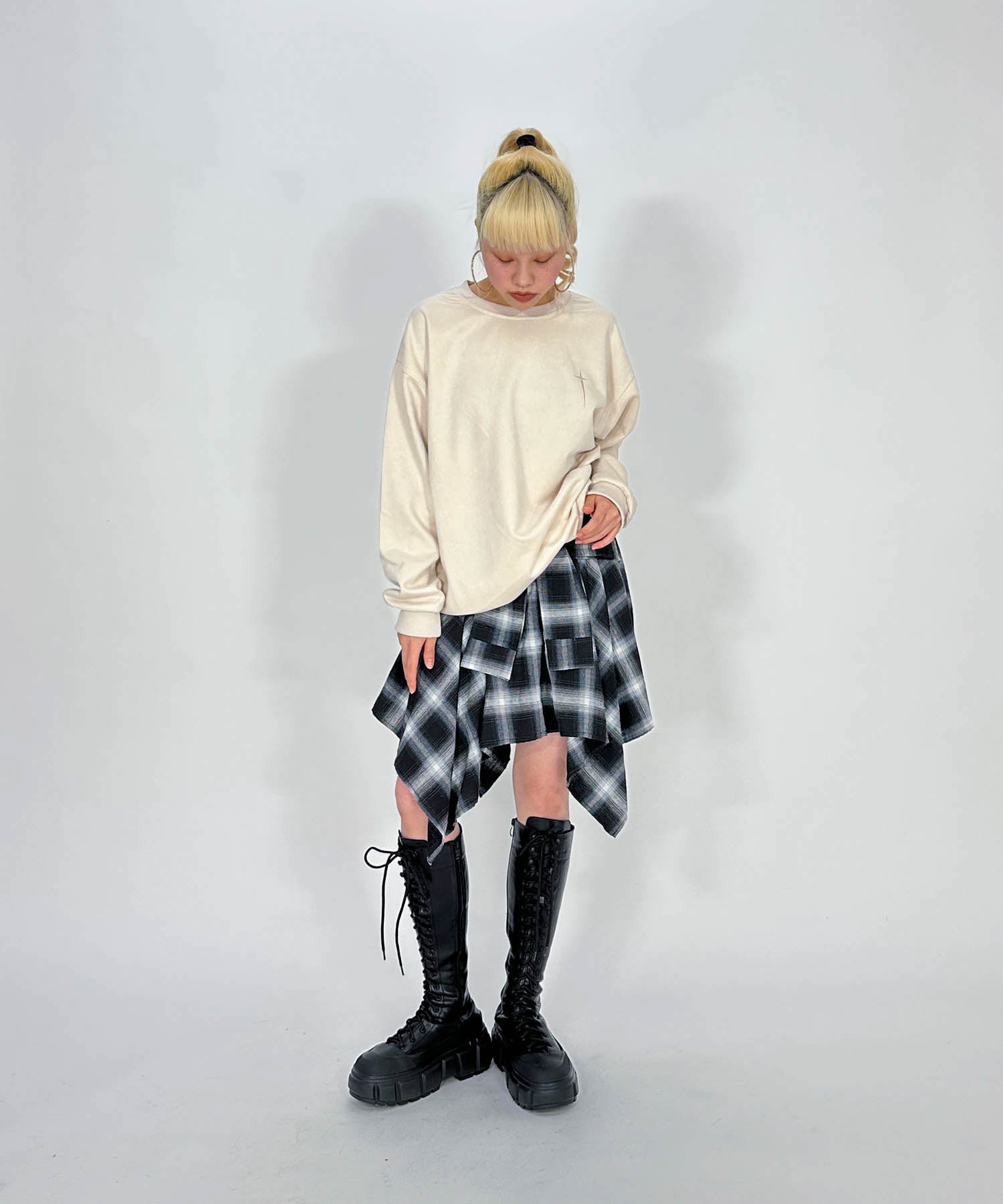 スウェード刺繍ロゴルーズスウェットトップス