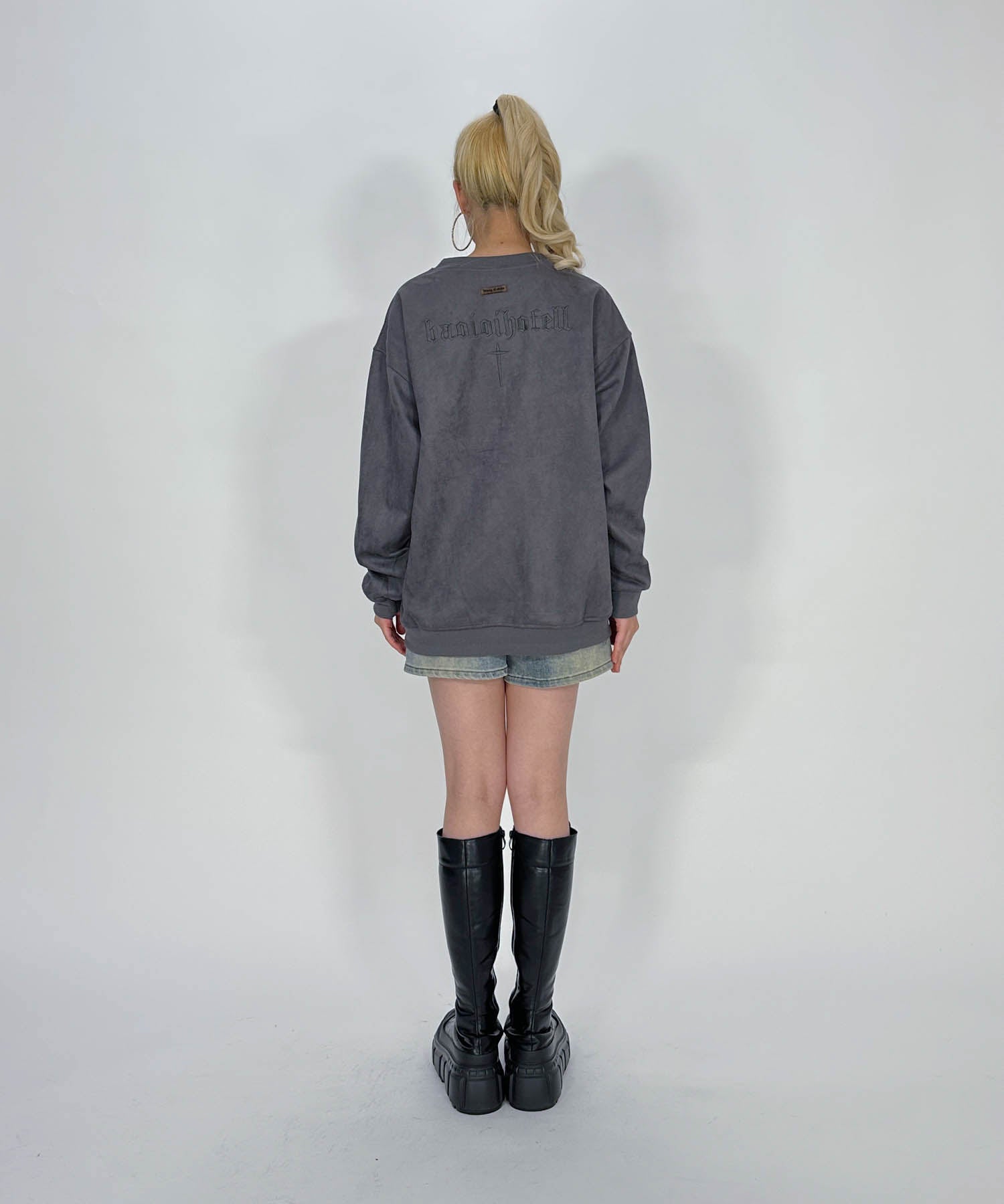 スウェード刺繍ロゴルーズスウェットトップス