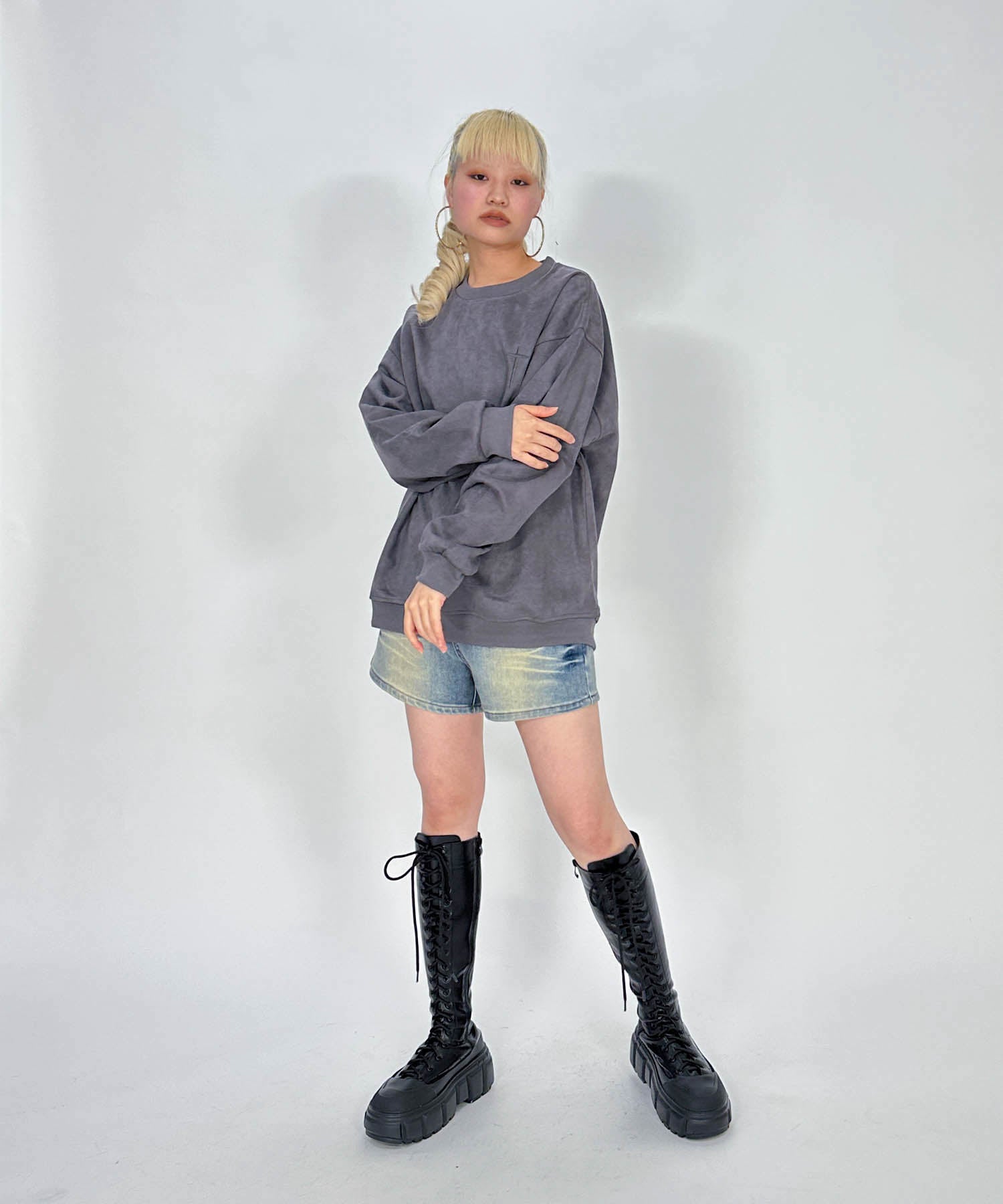 スウェード刺繍ロゴルーズスウェットトップス