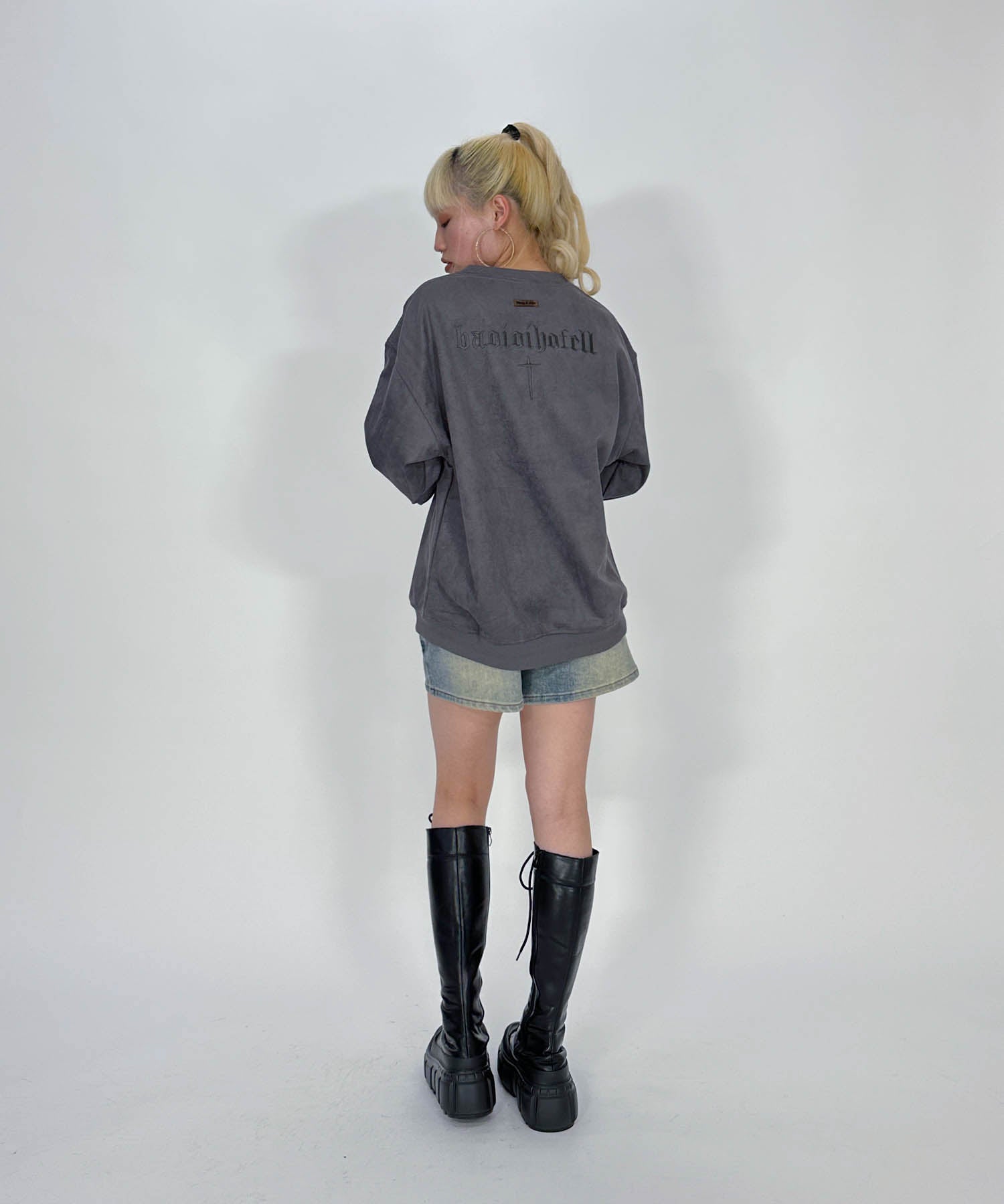 スウェード刺繍ロゴルーズスウェットトップス