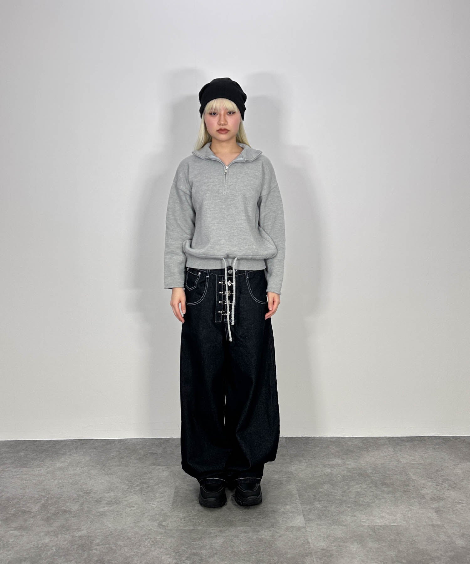 バックロゴハーフジップニット