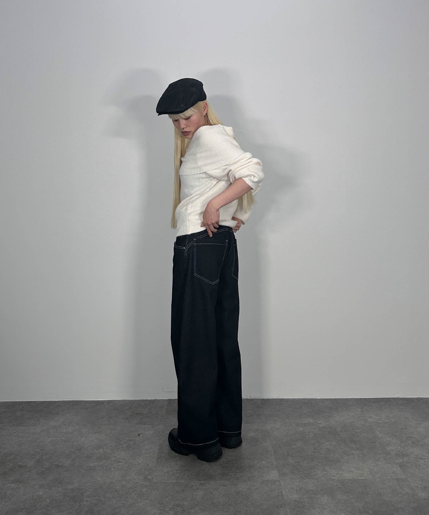 ウエスト3ボタンオフショルニット