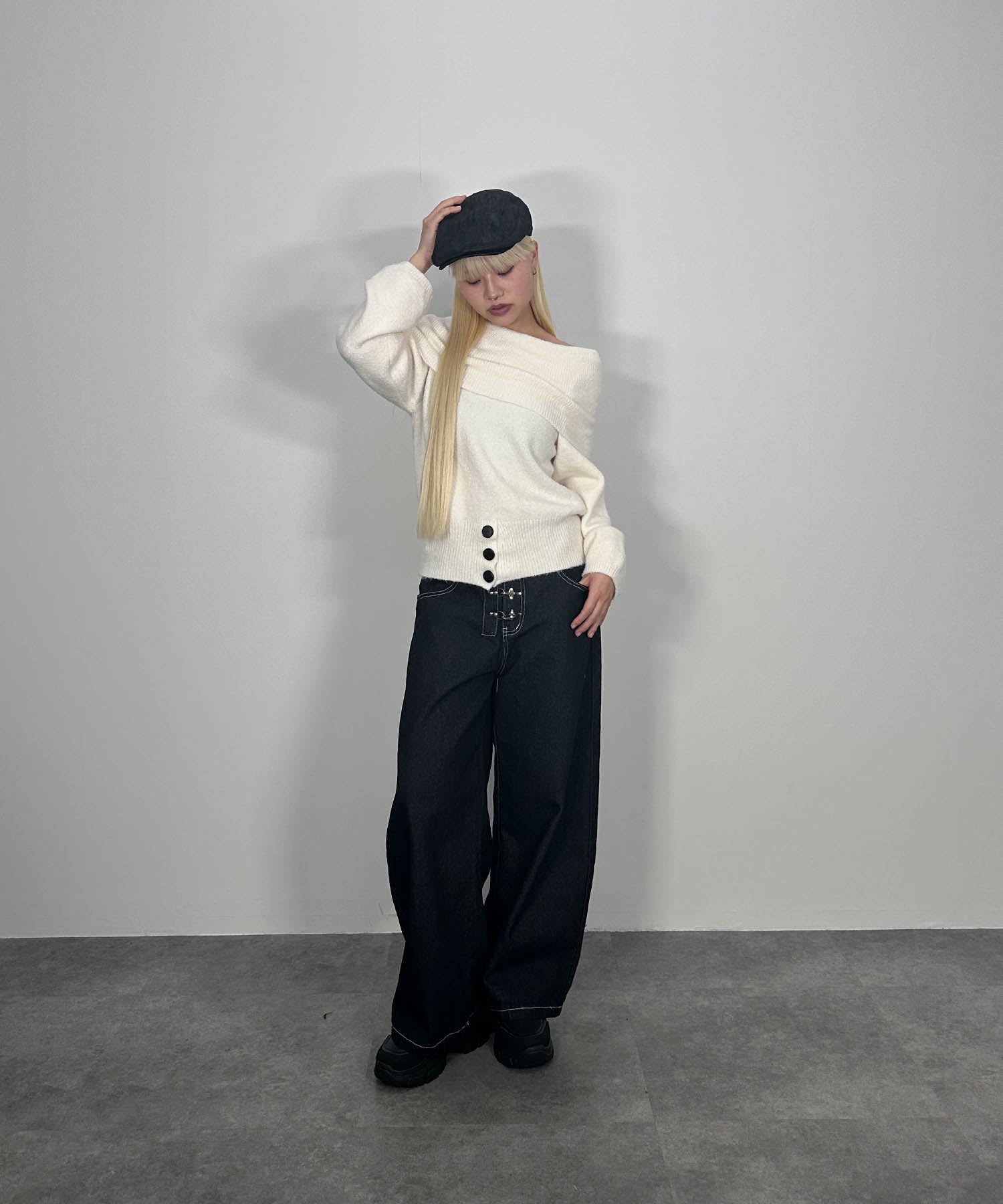 ウエスト3ボタンオフショルニット