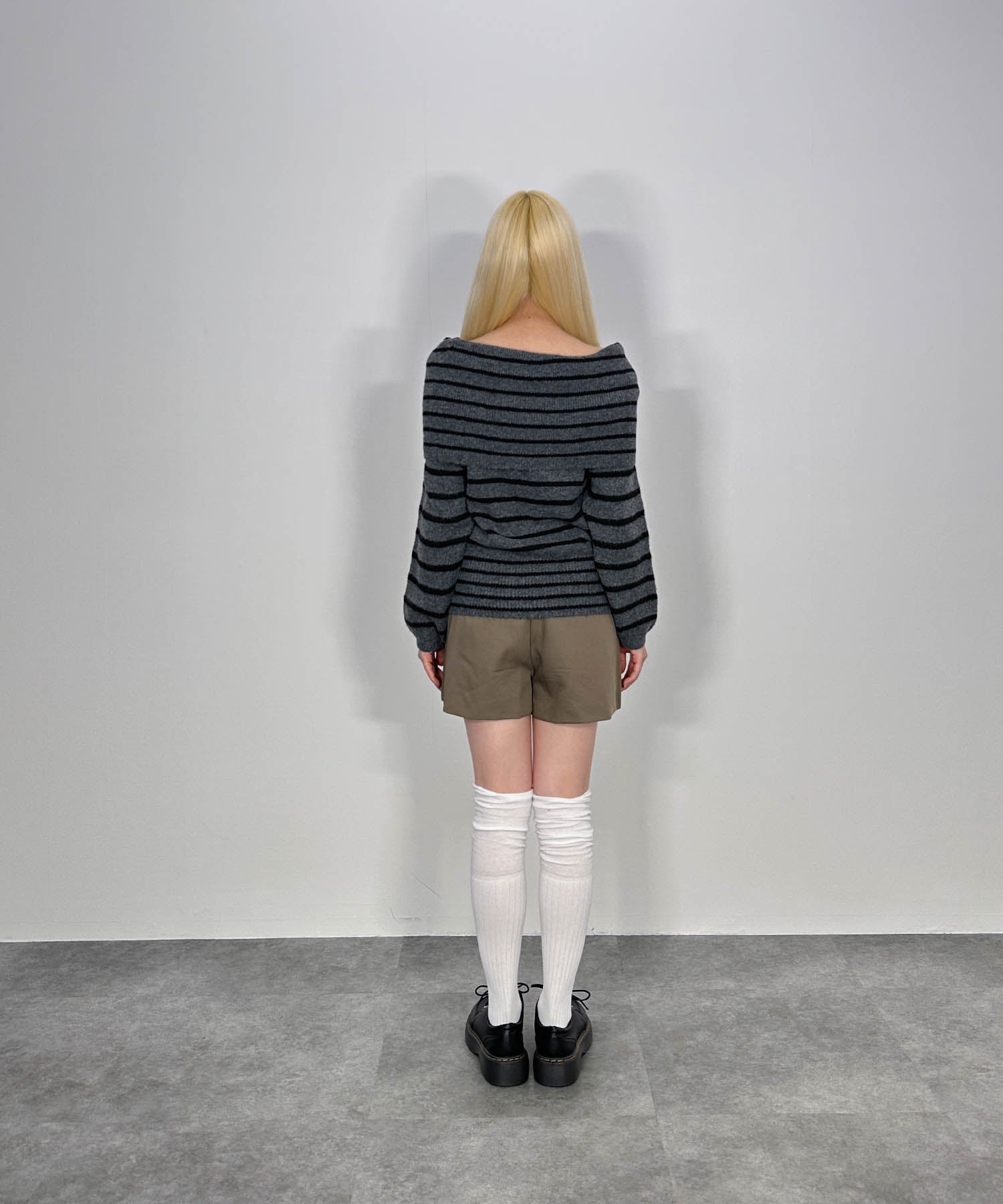 ウエスト3ボタンオフショルニット