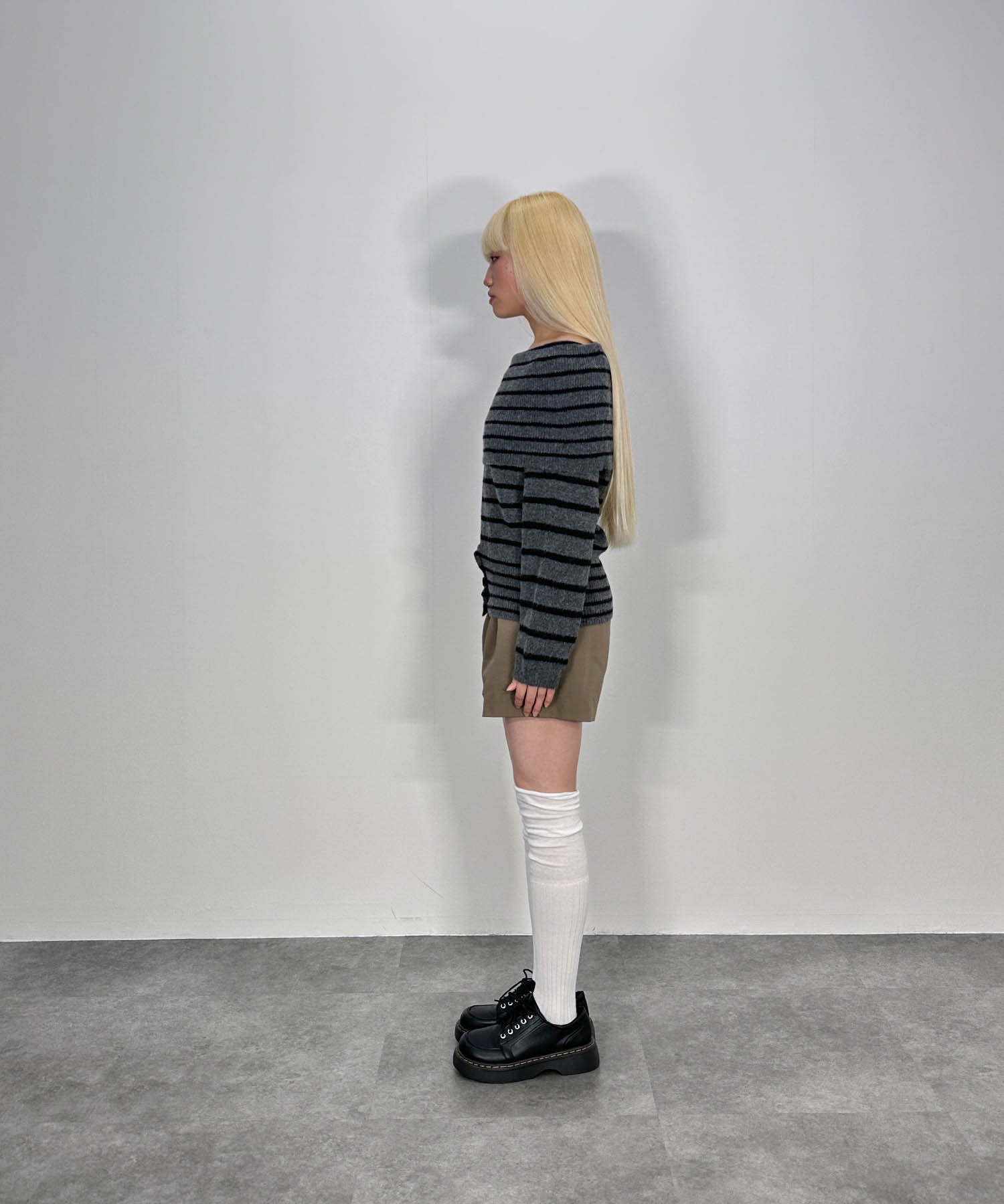 ウエスト3ボタンオフショルニット