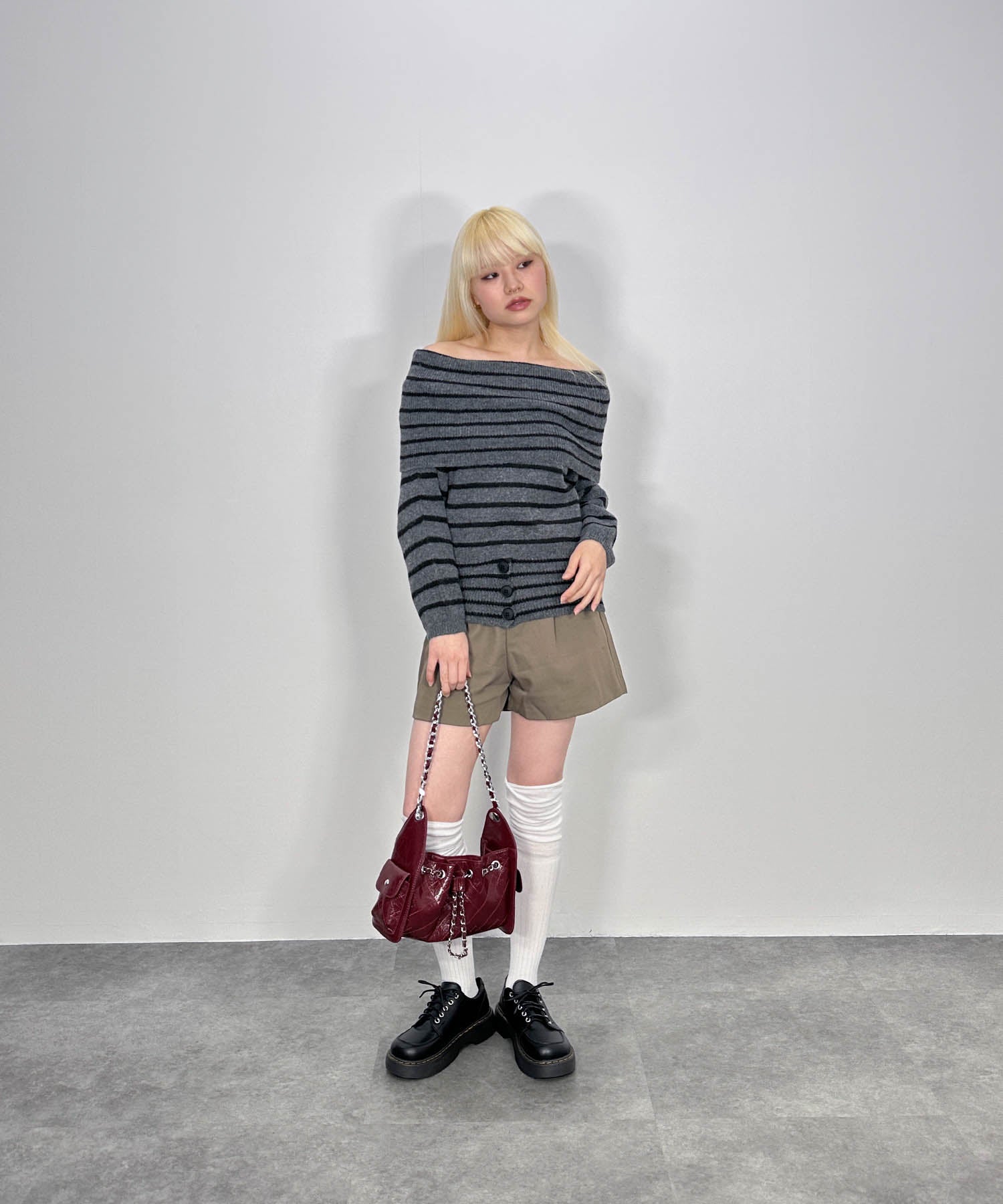 ウエスト3ボタンオフショルニット