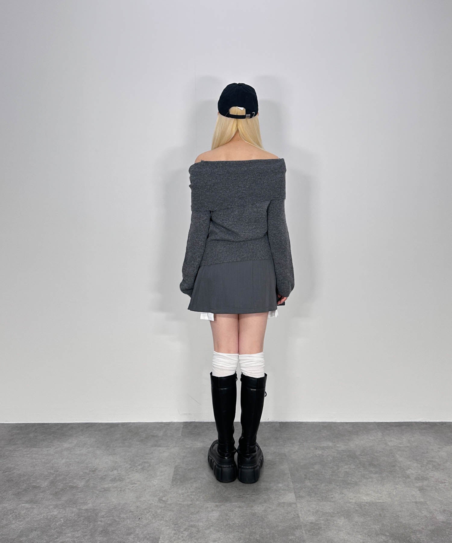 ウエスト3ボタンオフショルニット