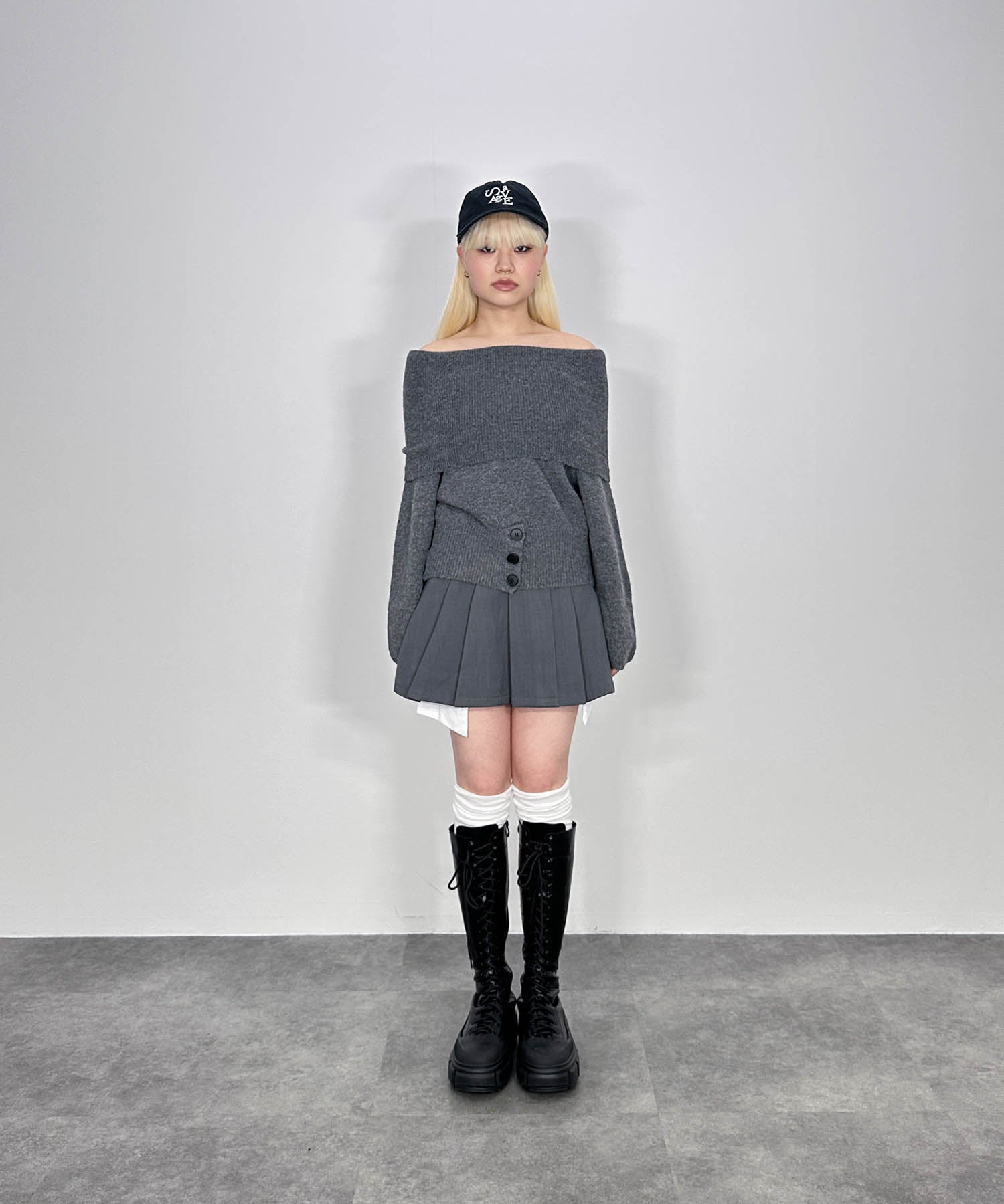 ウエスト3ボタンオフショルニット