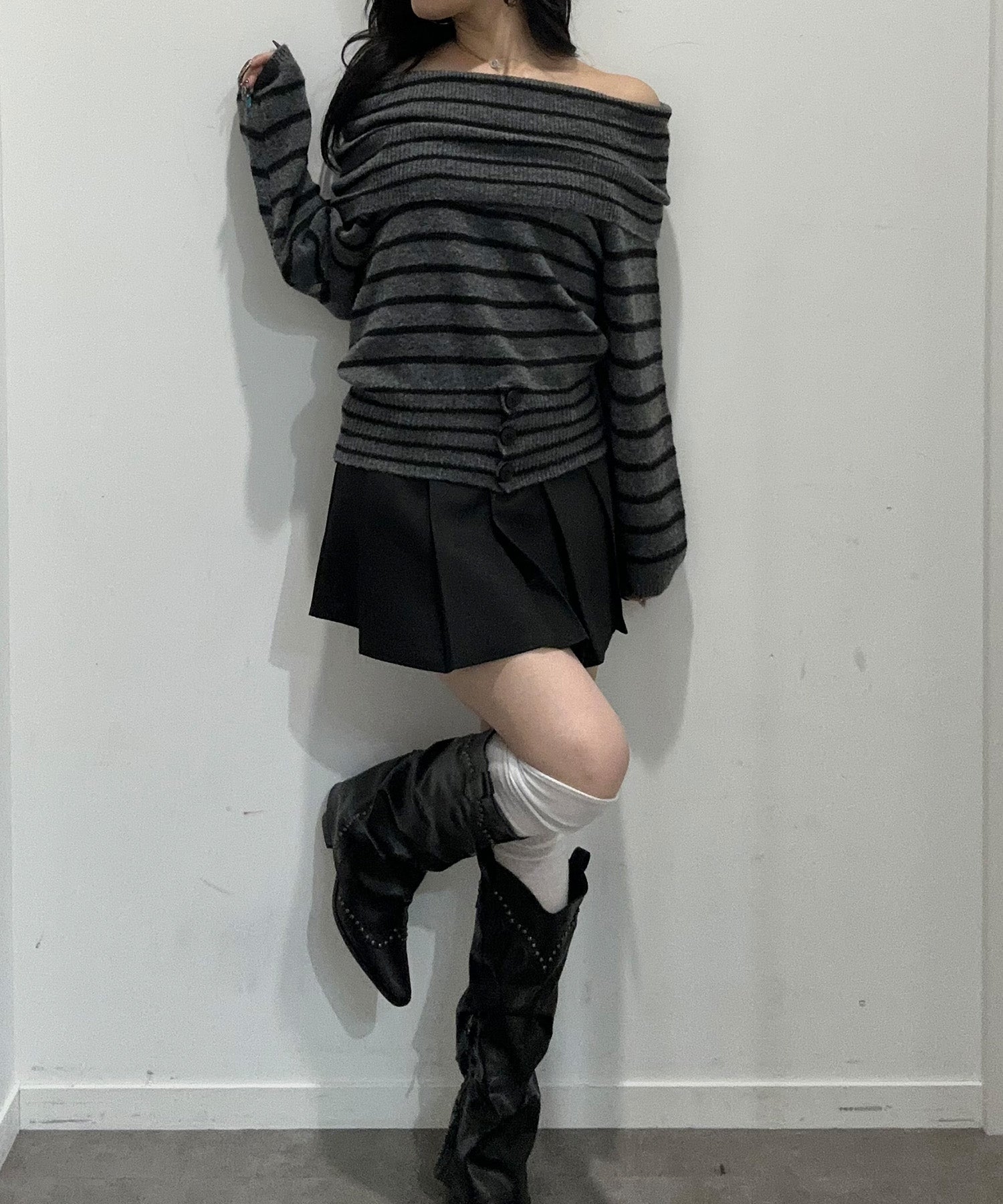 ウエスト3ボタンオフショルニット