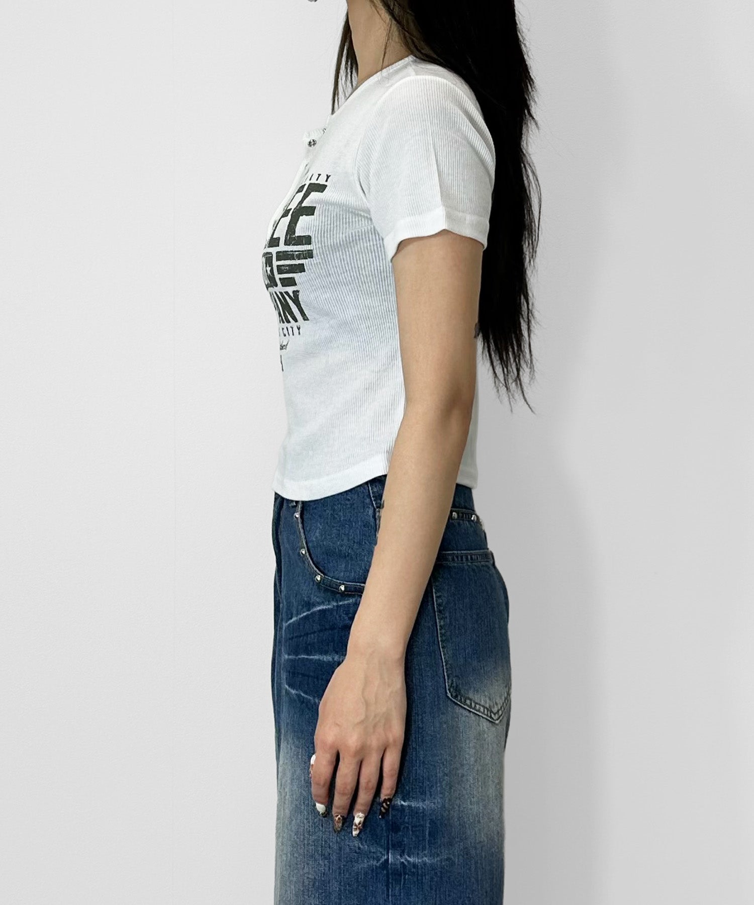ヘンリーネックロゴプリントTシャツ