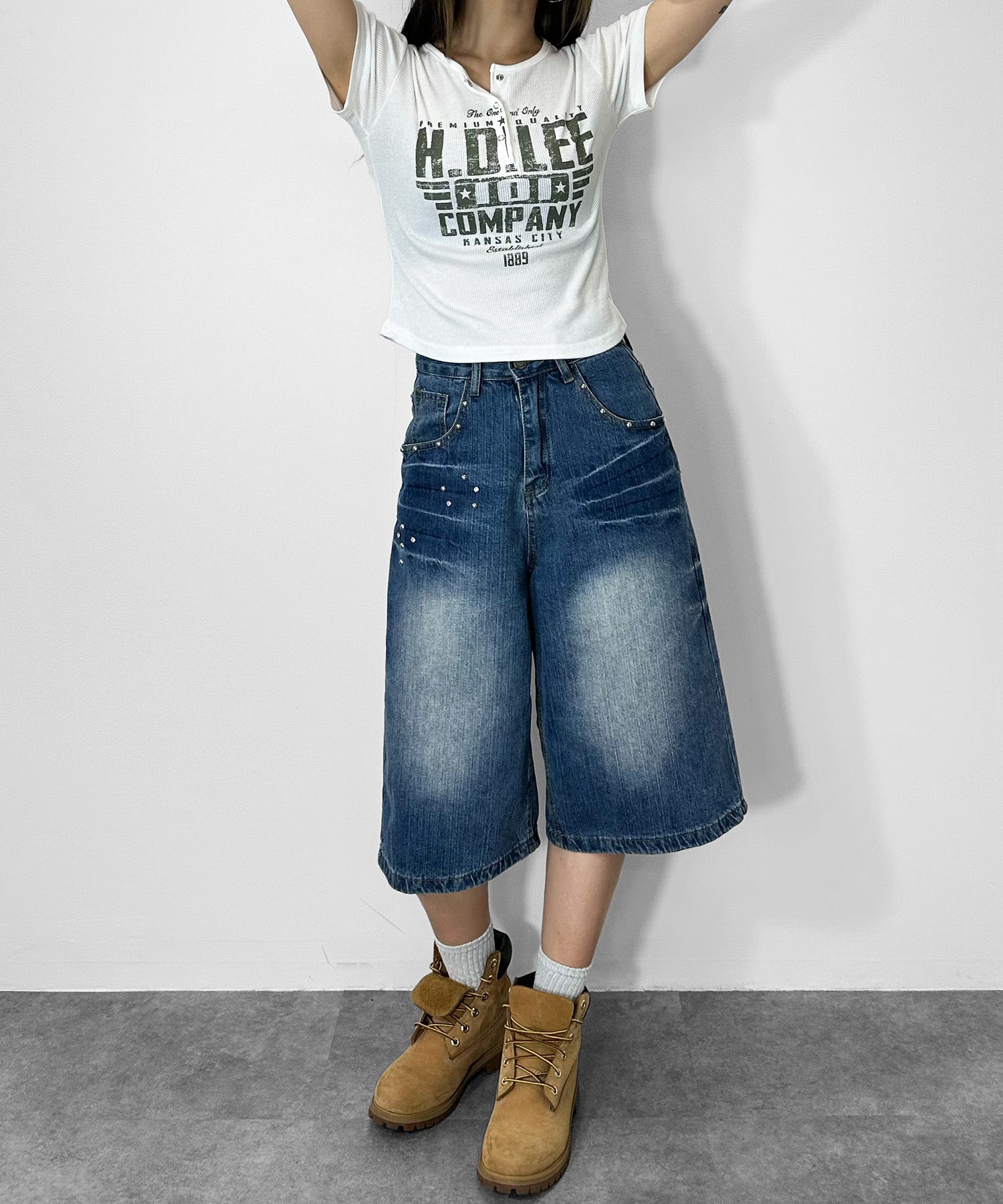 ヘンリーネックロゴプリントTシャツ