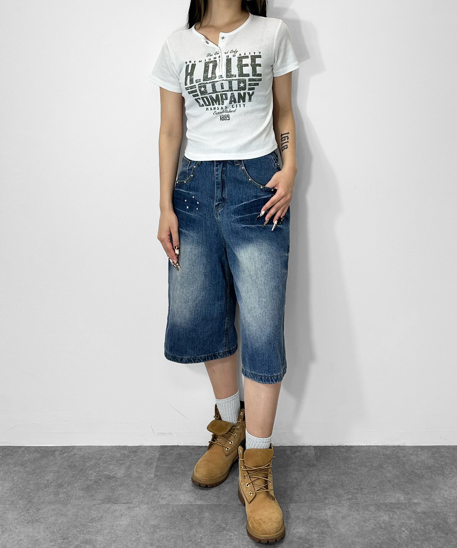 ヘンリーネックロゴプリントTシャツ