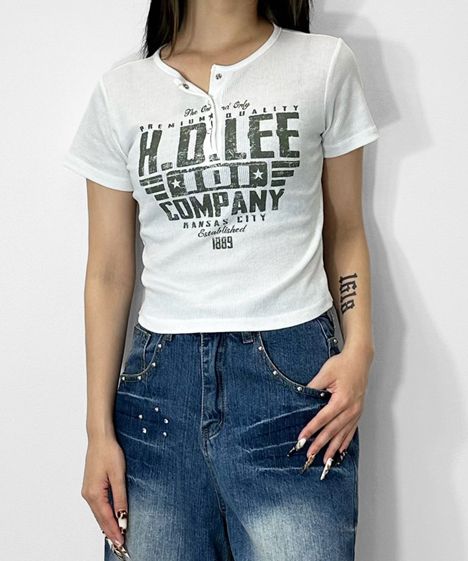 ヘンリーネックロゴプリントTシャツ