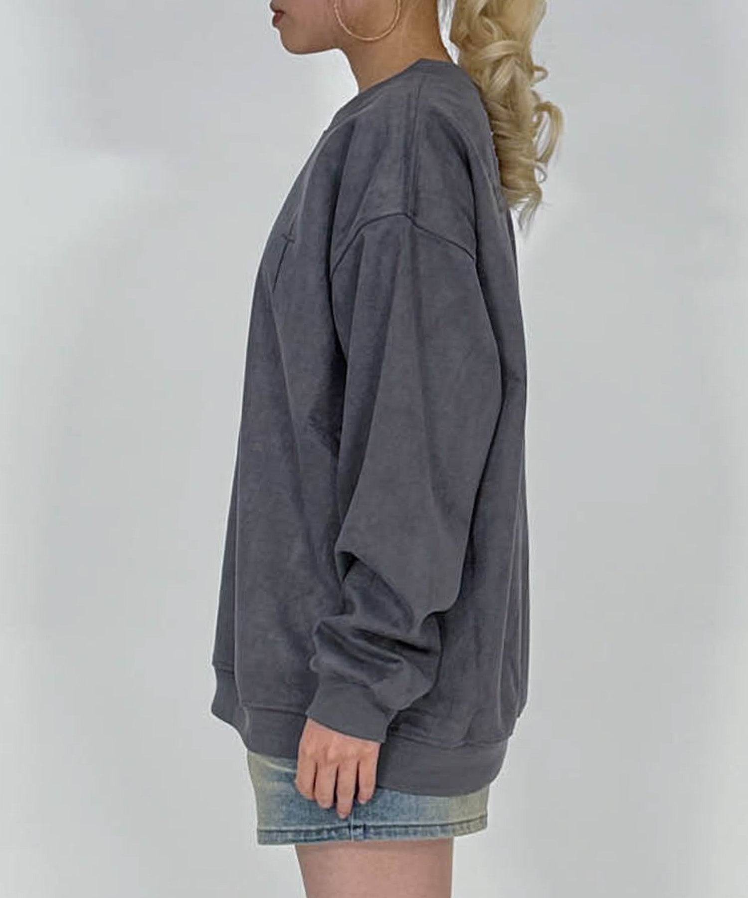 スウェード刺繍ロゴルーズスウェットトップス