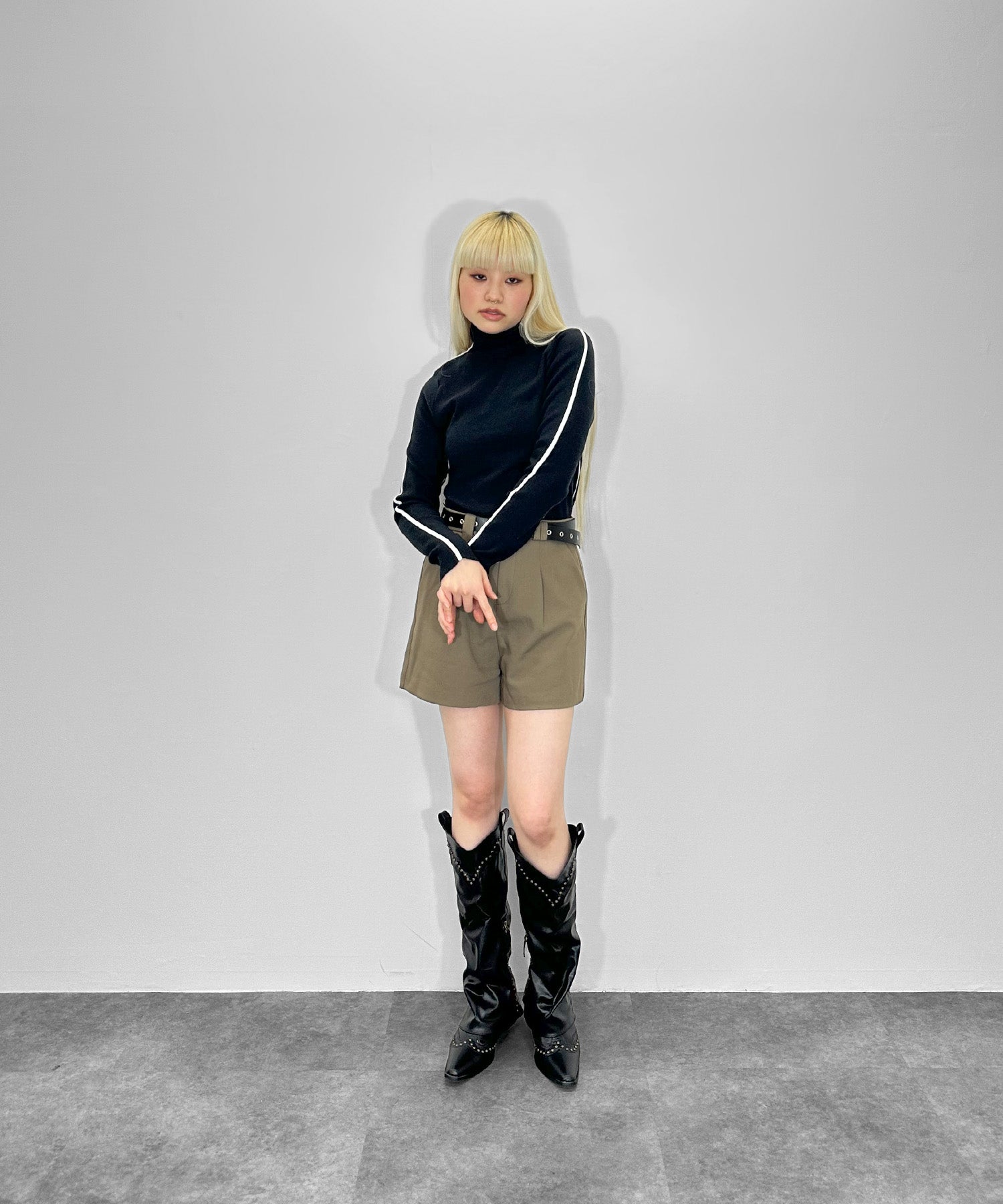 ハイネックワンライントップス