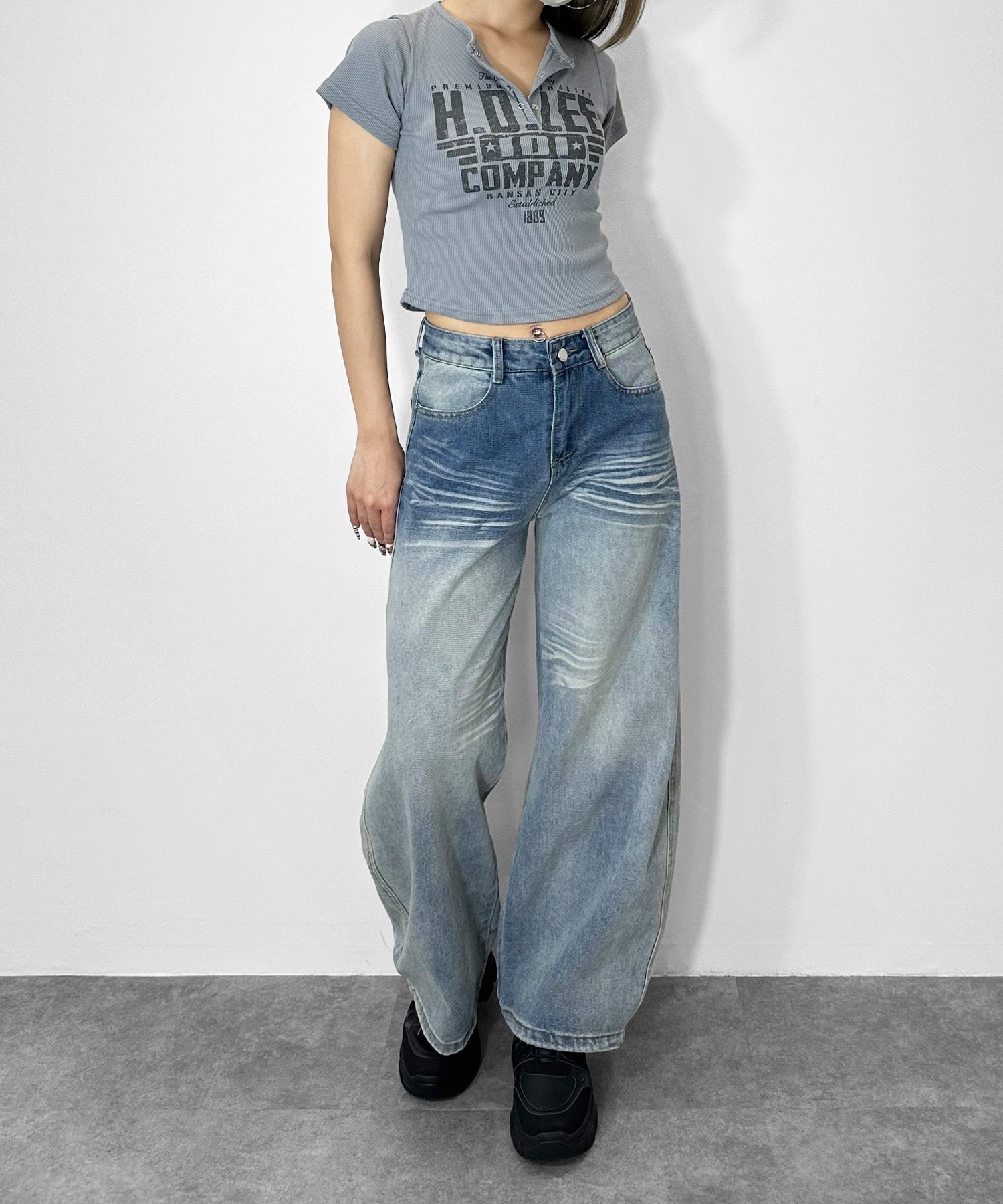 ヘンリーネックロゴプリントTシャツ