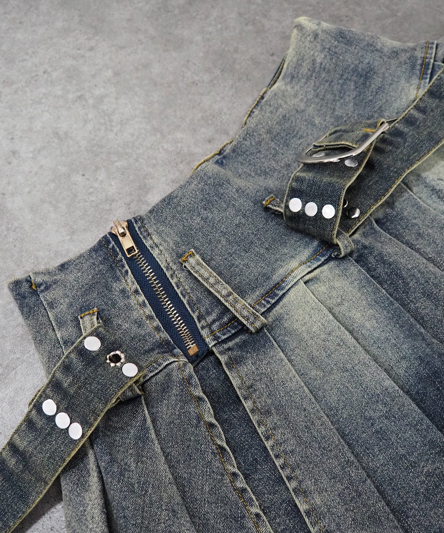 ベルト付きデニムプリーツスカート