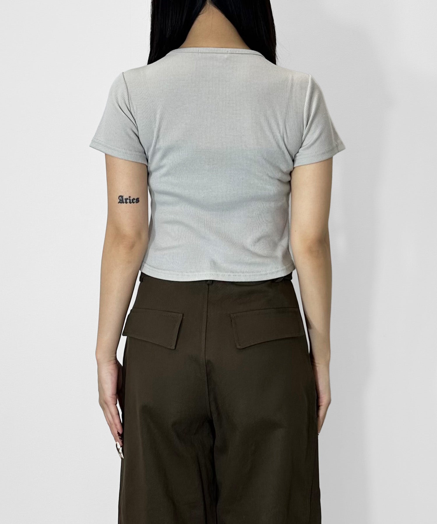 ヘンリーネックロゴプリントTシャツ