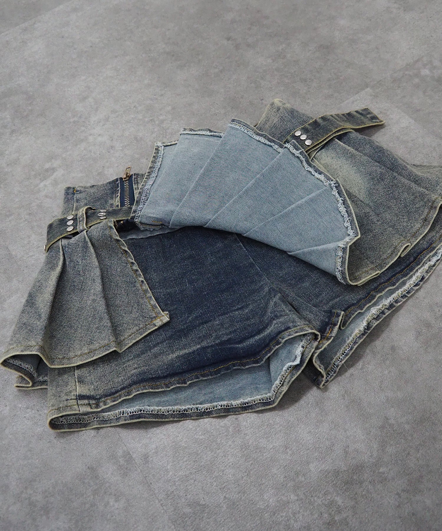 ベルト付きデニムプリーツスカート