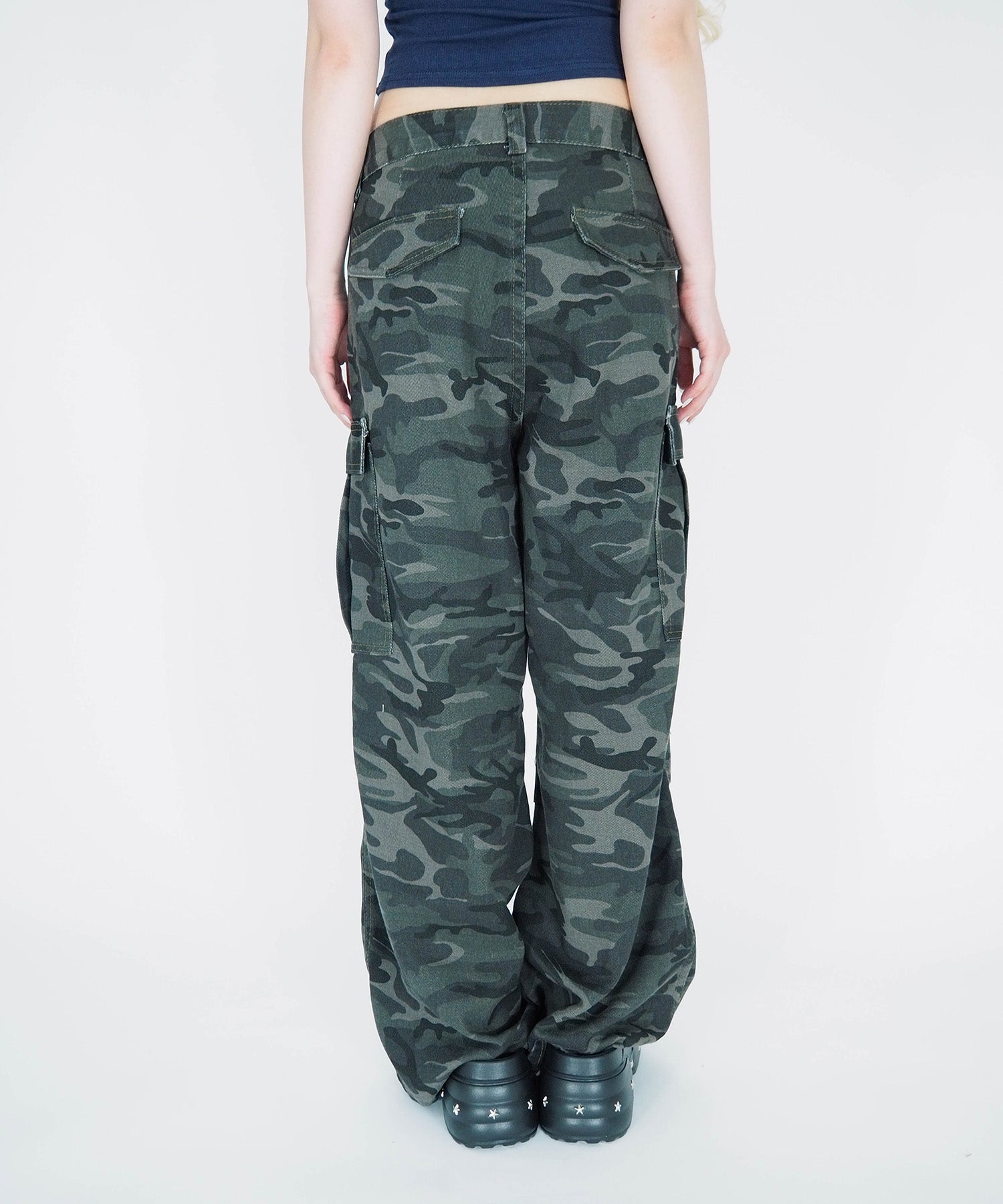 カモ柄カーゴパンツ