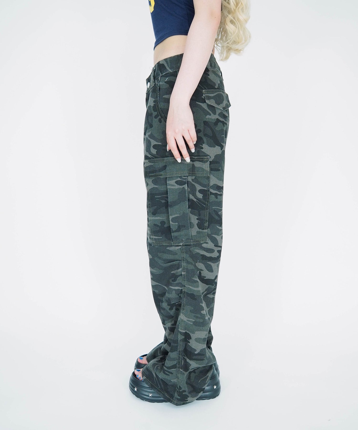 カモ柄カーゴパンツ