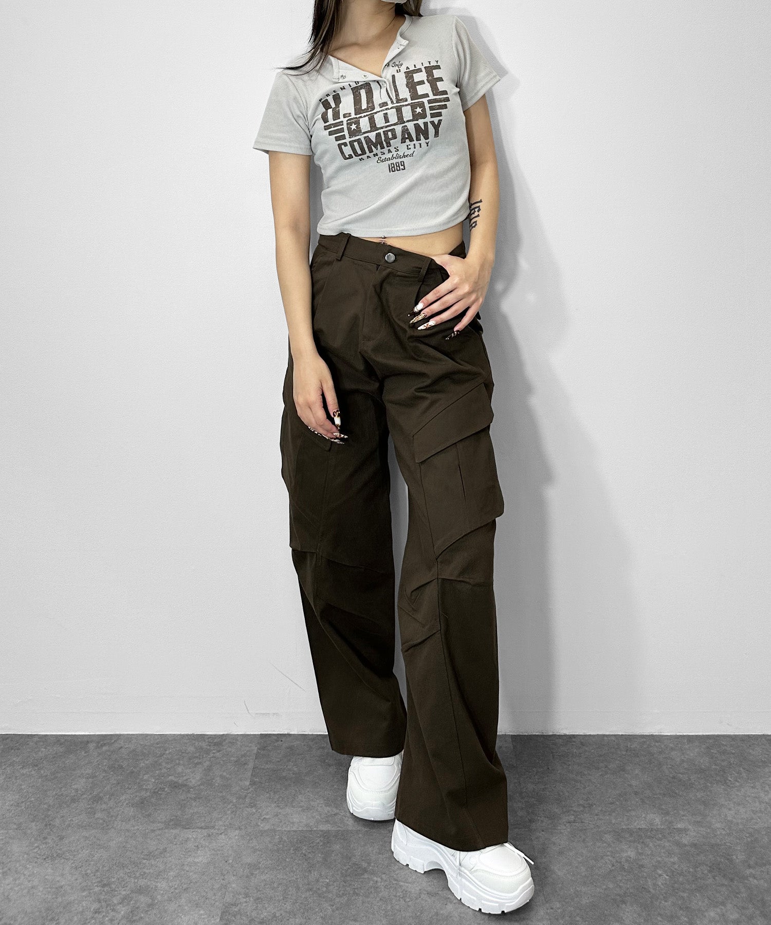ヘンリーネックロゴプリントＴシャツ