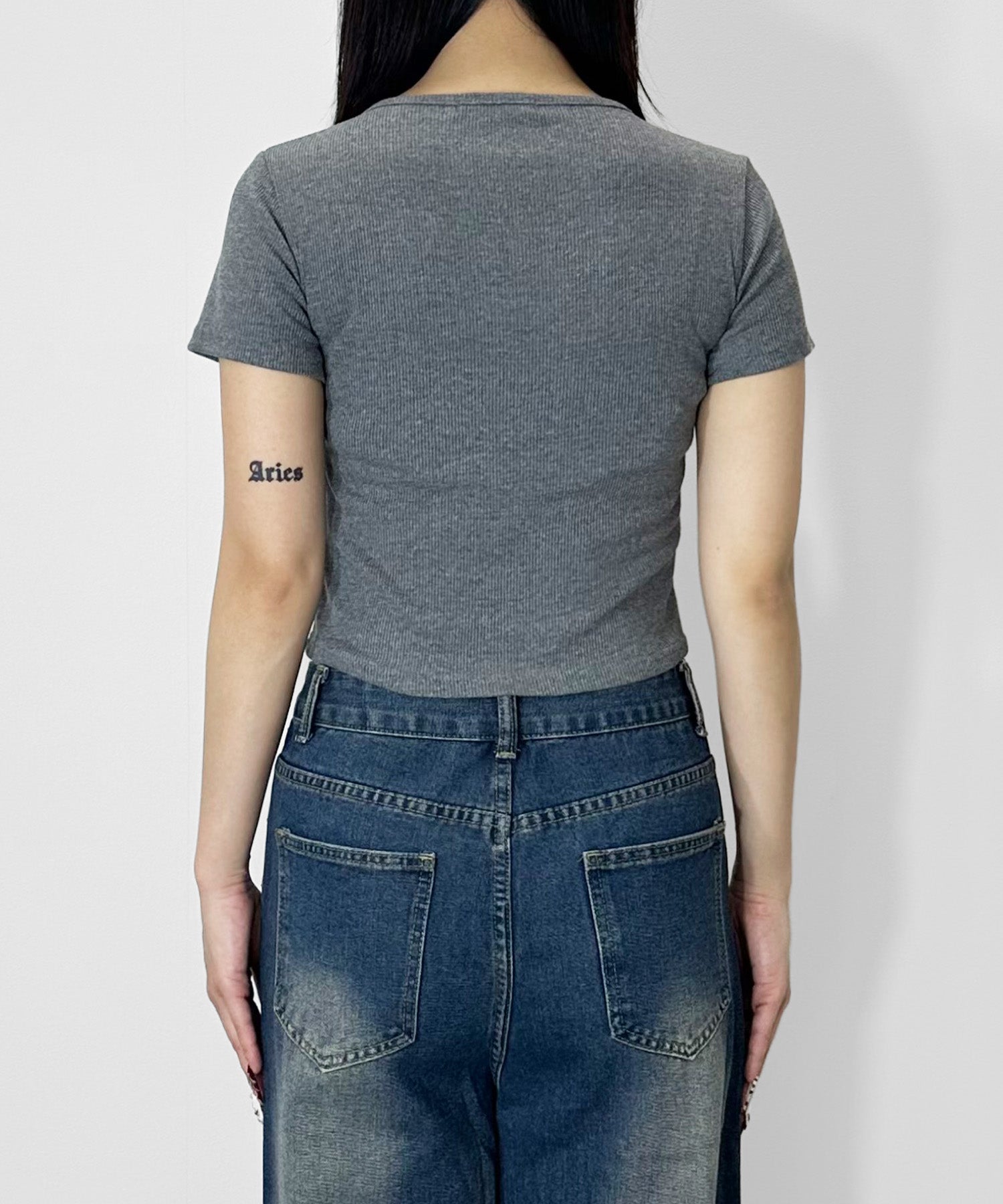 ヘンリーネックロゴプリントＴシャツ