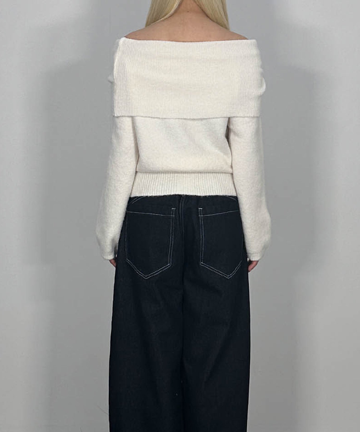 ウエスト３ボタンオフショルニット