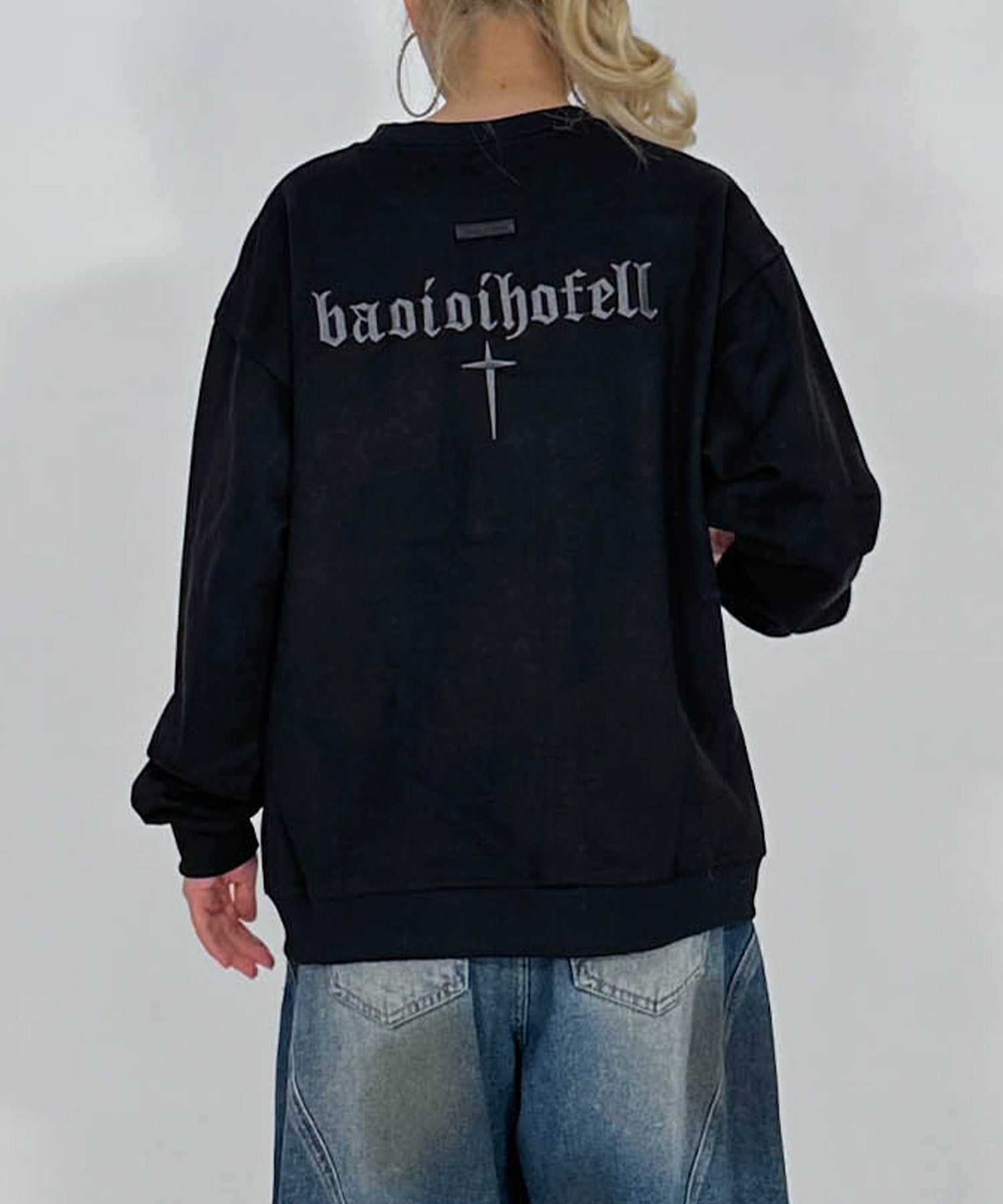 スウェード刺繍ロゴルーズスウェットトップス