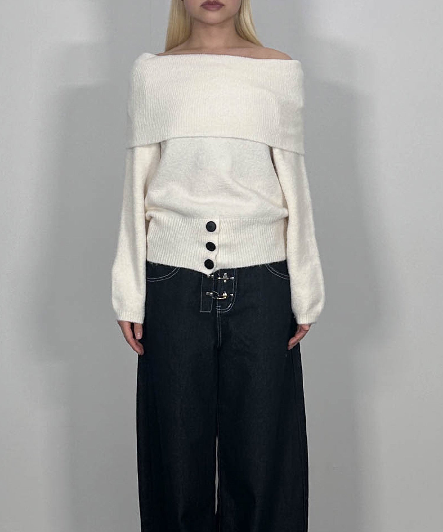 ウエスト３ボタンオフショルニット