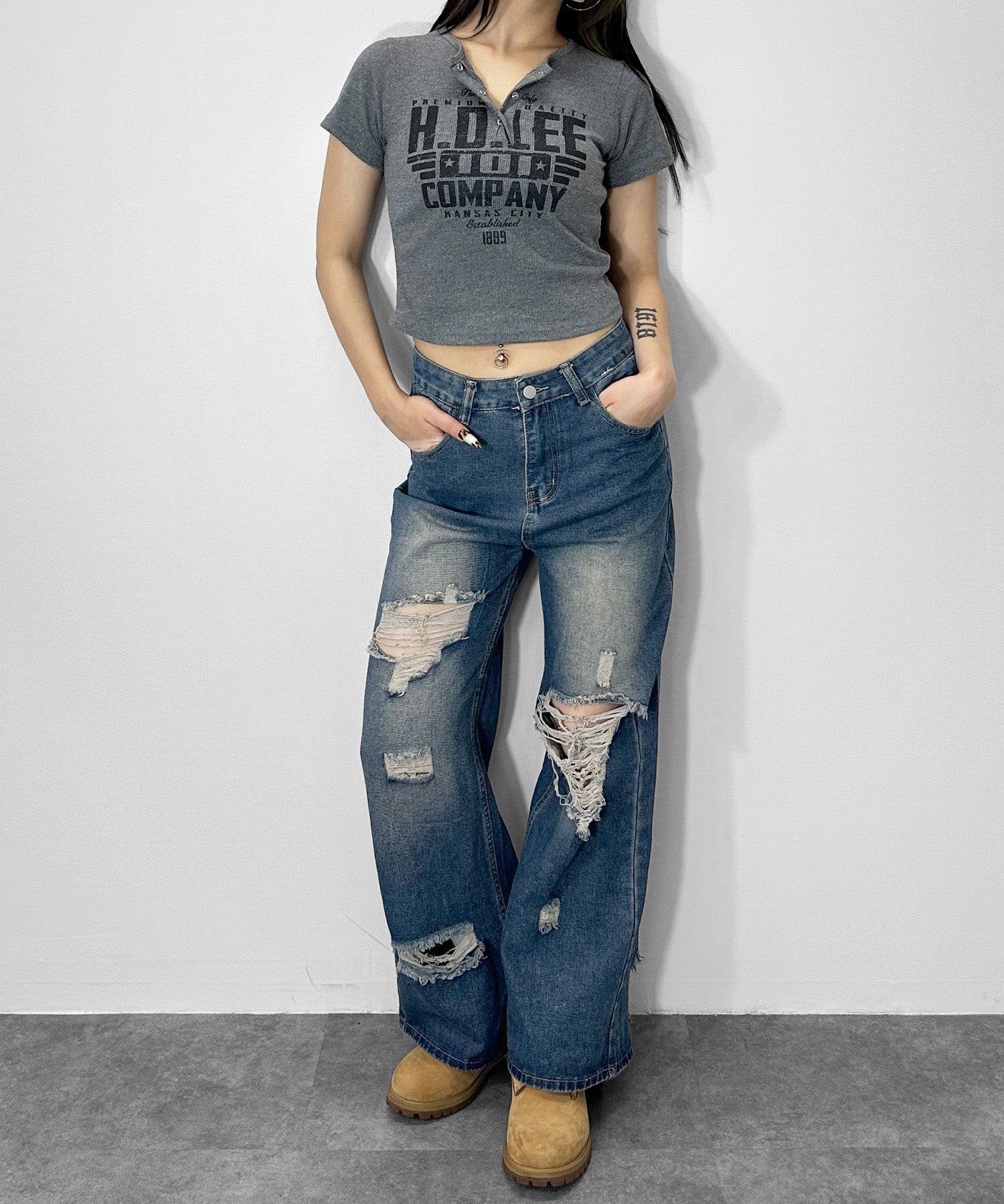 ヘンリーネックロゴプリントＴシャツ