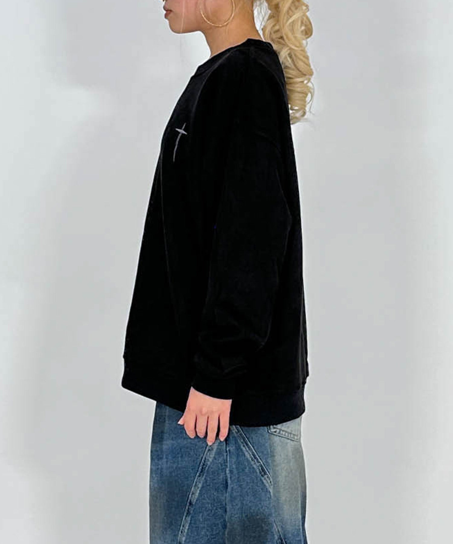 スウェード刺繍ロゴルーズスウェットトップス