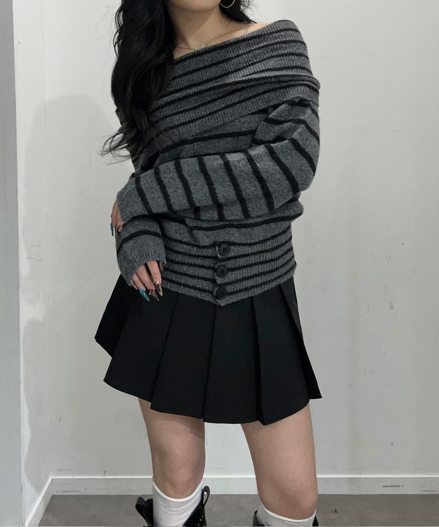 ウエスト３ボタンオフショルニット