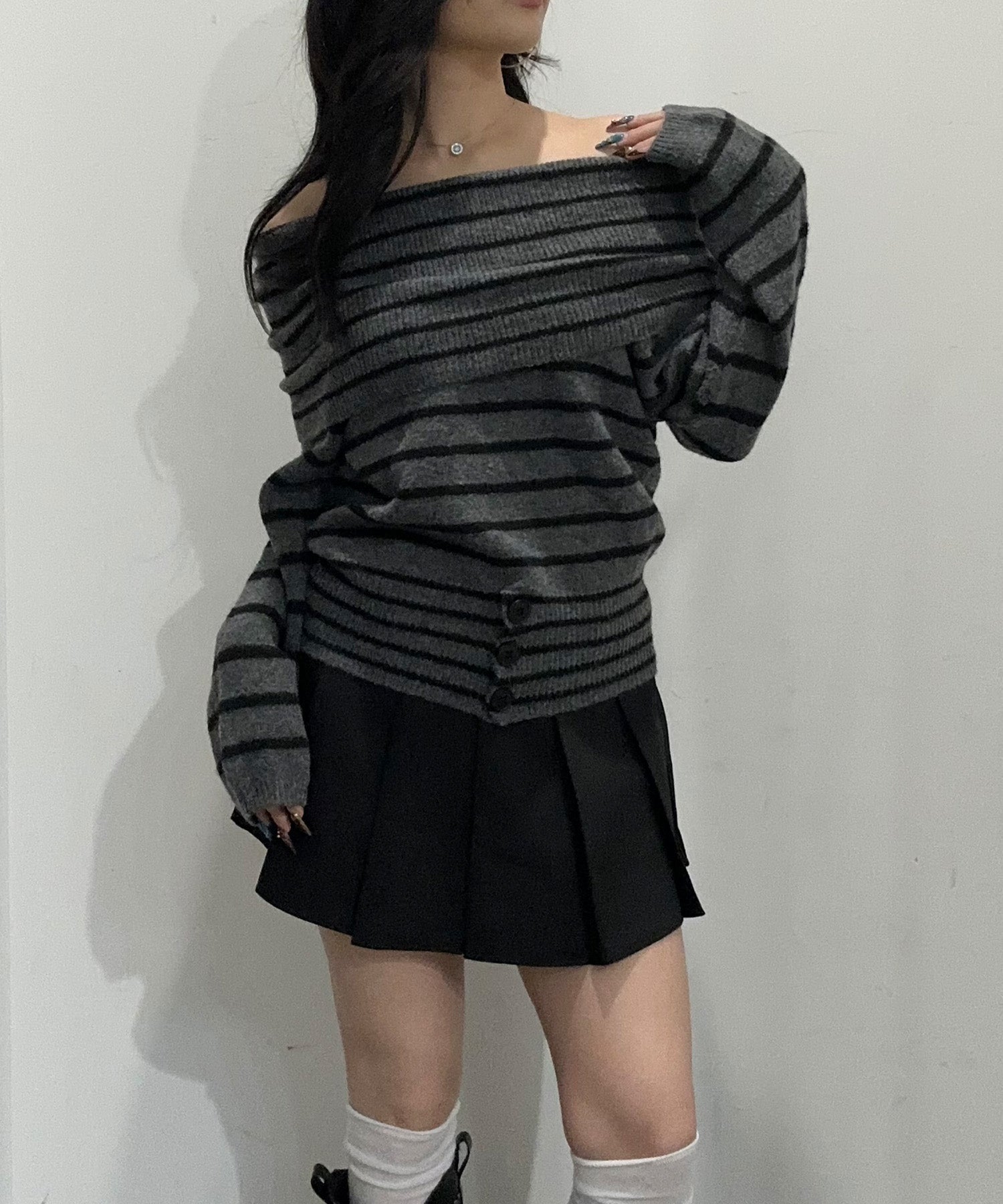 ウエスト３ボタンオフショルニット