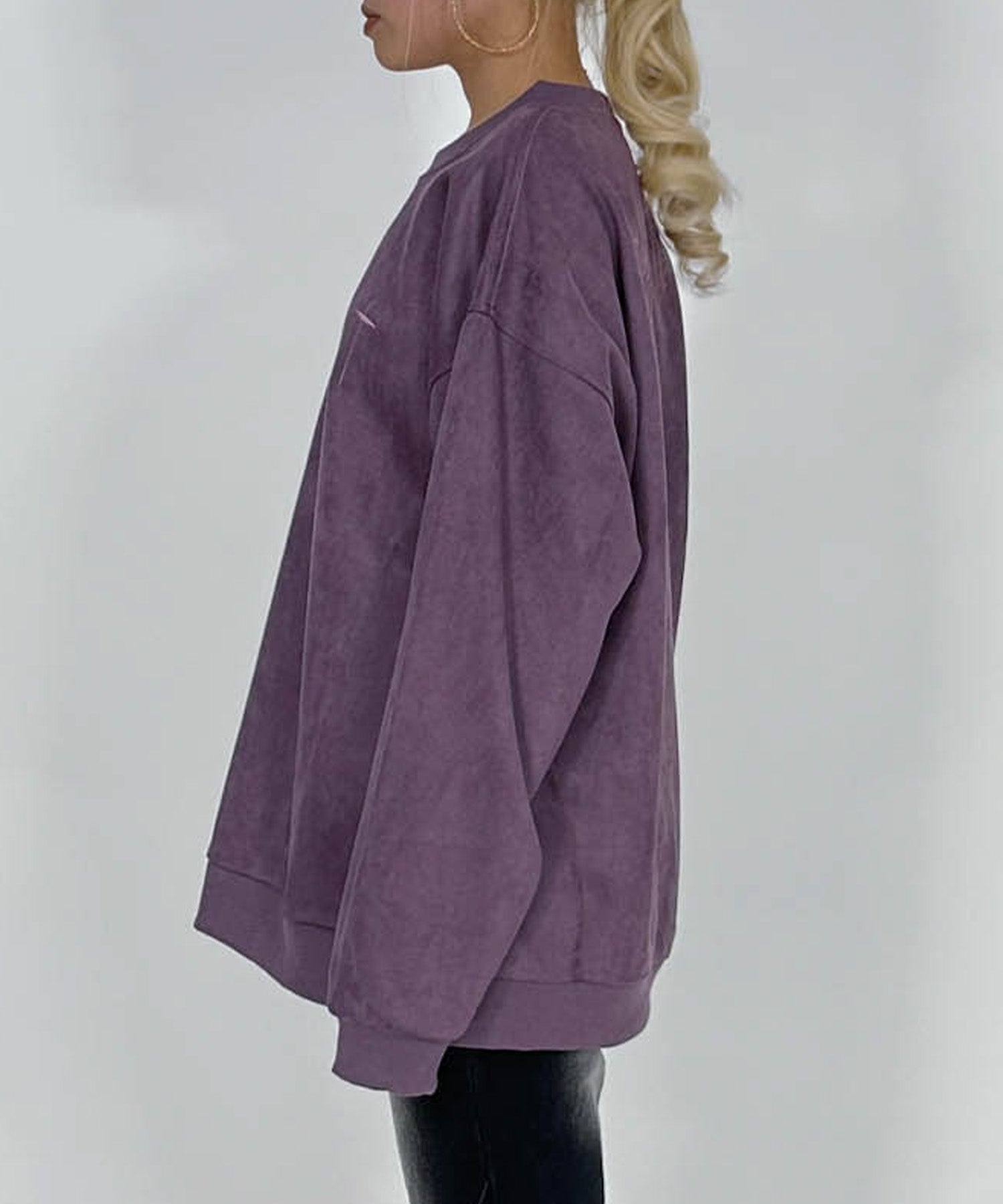 スウェード刺繍ロゴルーズスウェットトップス